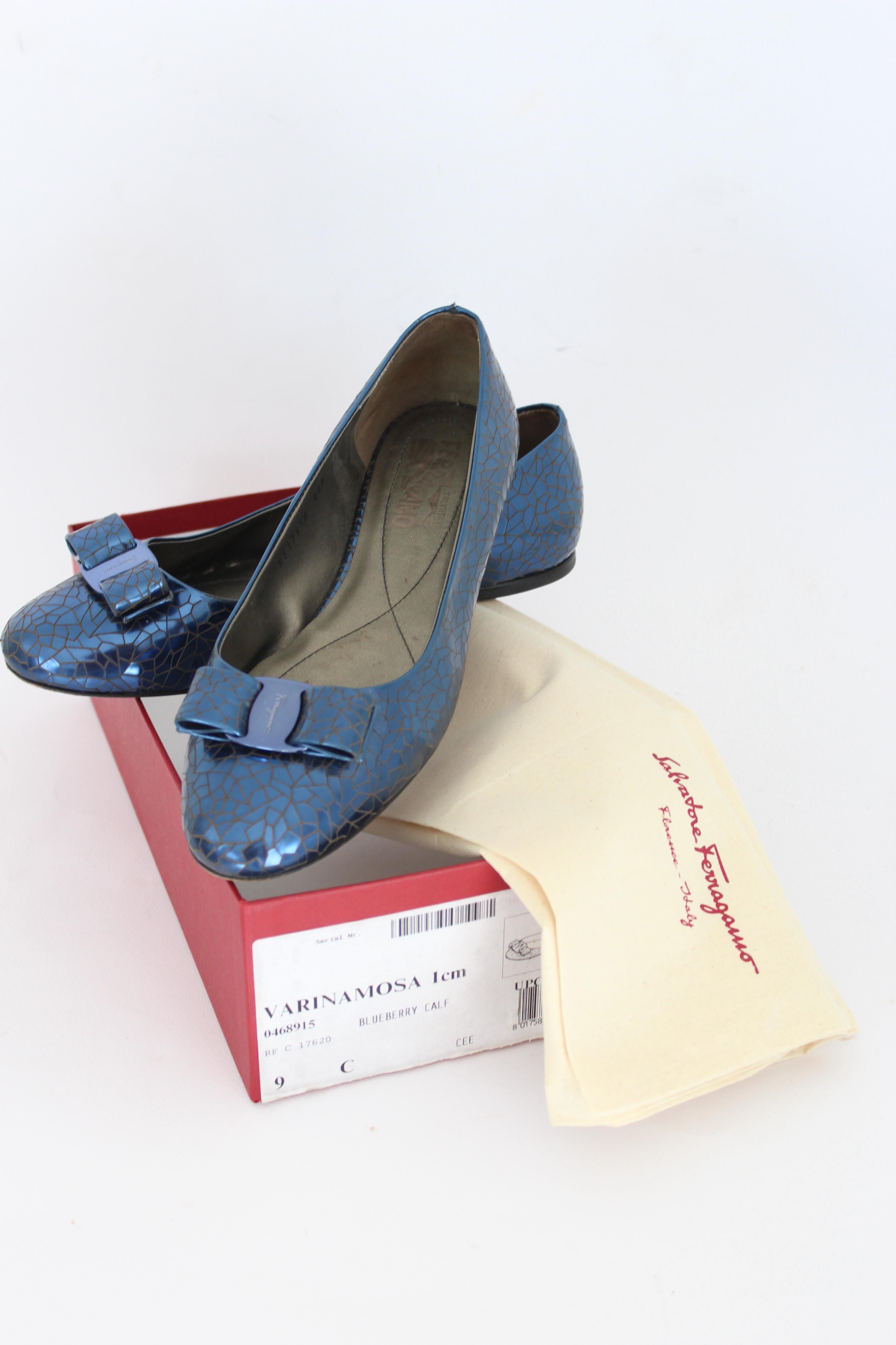 Salvatore Ferragamo 2000s women's shoes Varinamosa. Metallic blue ballerina flats. Rounded toe with bow. Made in Italy.

Internal Code: Rf 17510 005

Condition: Very Good

Item in excellent condition. The sole is worn as it is visible in the