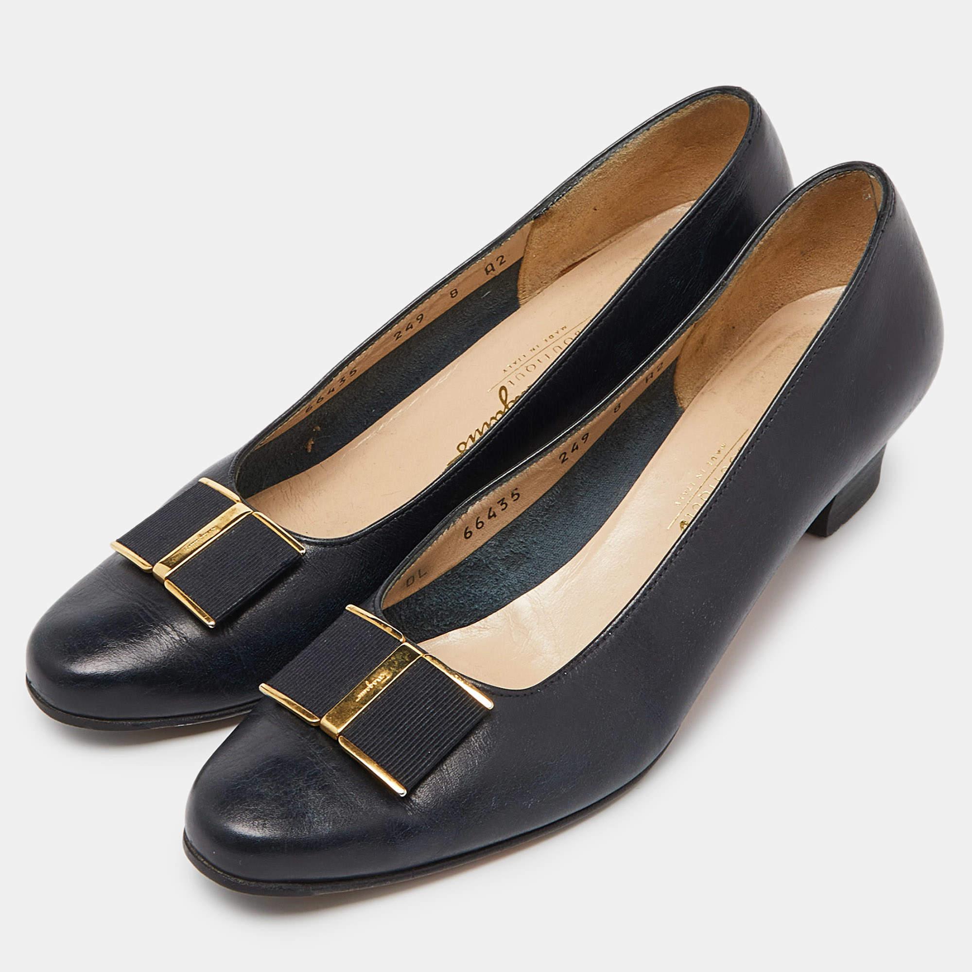 Diese Pumps strahlen Femininität und Eleganz aus und zeichnen sich durch eine schicke Silhouette und ein attraktives Design aus. Sie können diese Pumps für einen stilvollen Look tragen.
