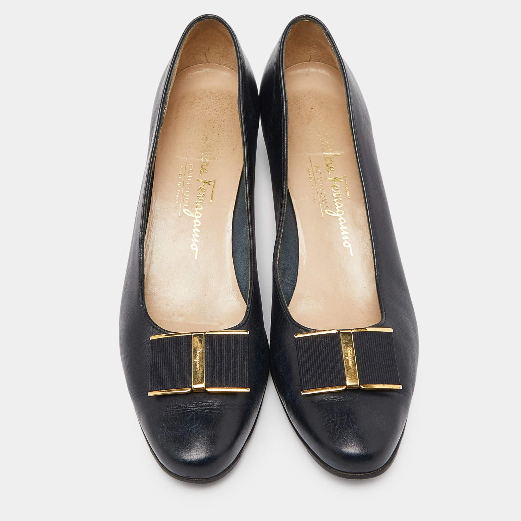 Salvatore Ferragamo Blaue Leder-Pumps mit Blockabsatz mit Absatz Größe 38,5 (Schwarz) im Angebot