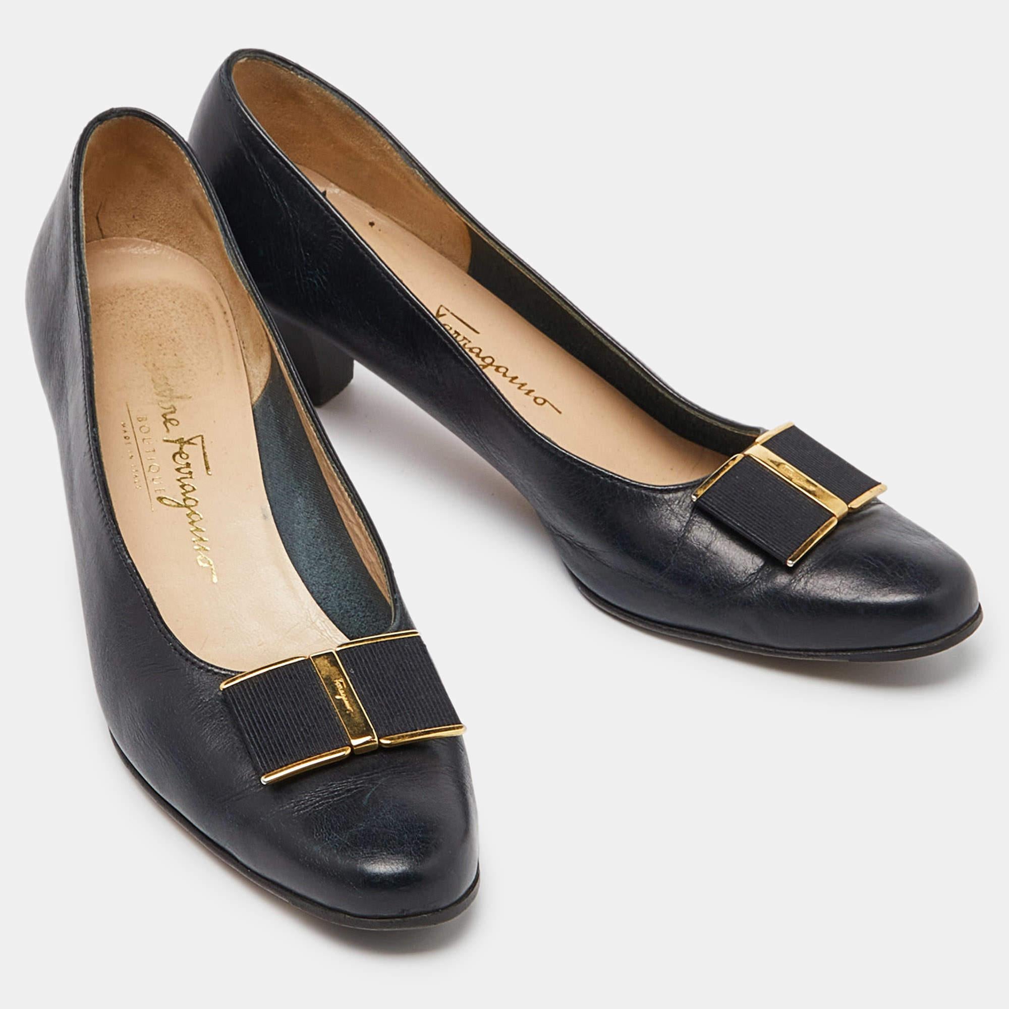 Salvatore Ferragamo Blaue Leder-Pumps mit Blockabsatz mit Absatz Größe 38,5 im Zustand „Relativ gut“ im Angebot in Dubai, Al Qouz 2