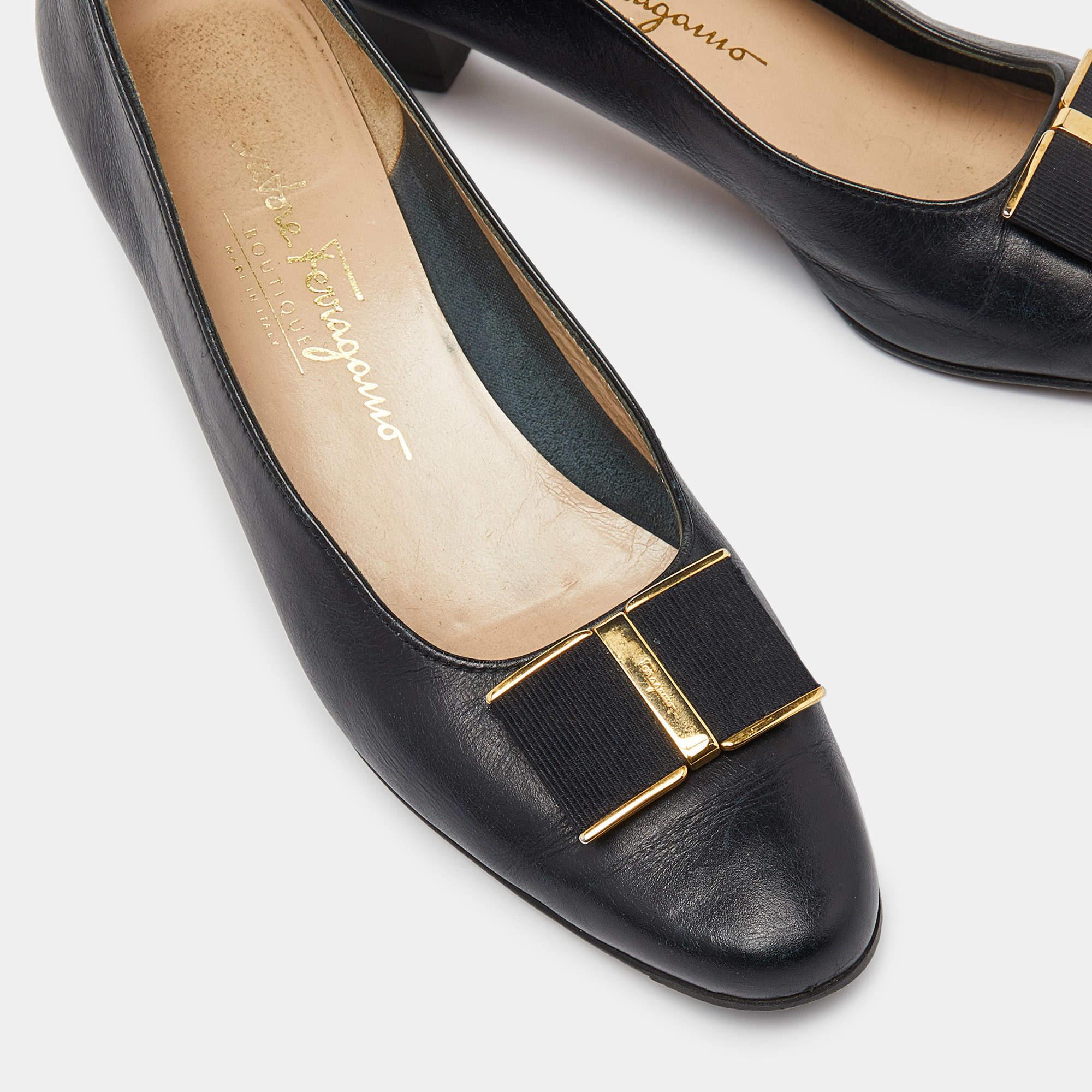 Salvatore Ferragamo Blaue Leder-Pumps mit Blockabsatz mit Absatz Größe 38,5 im Angebot 2