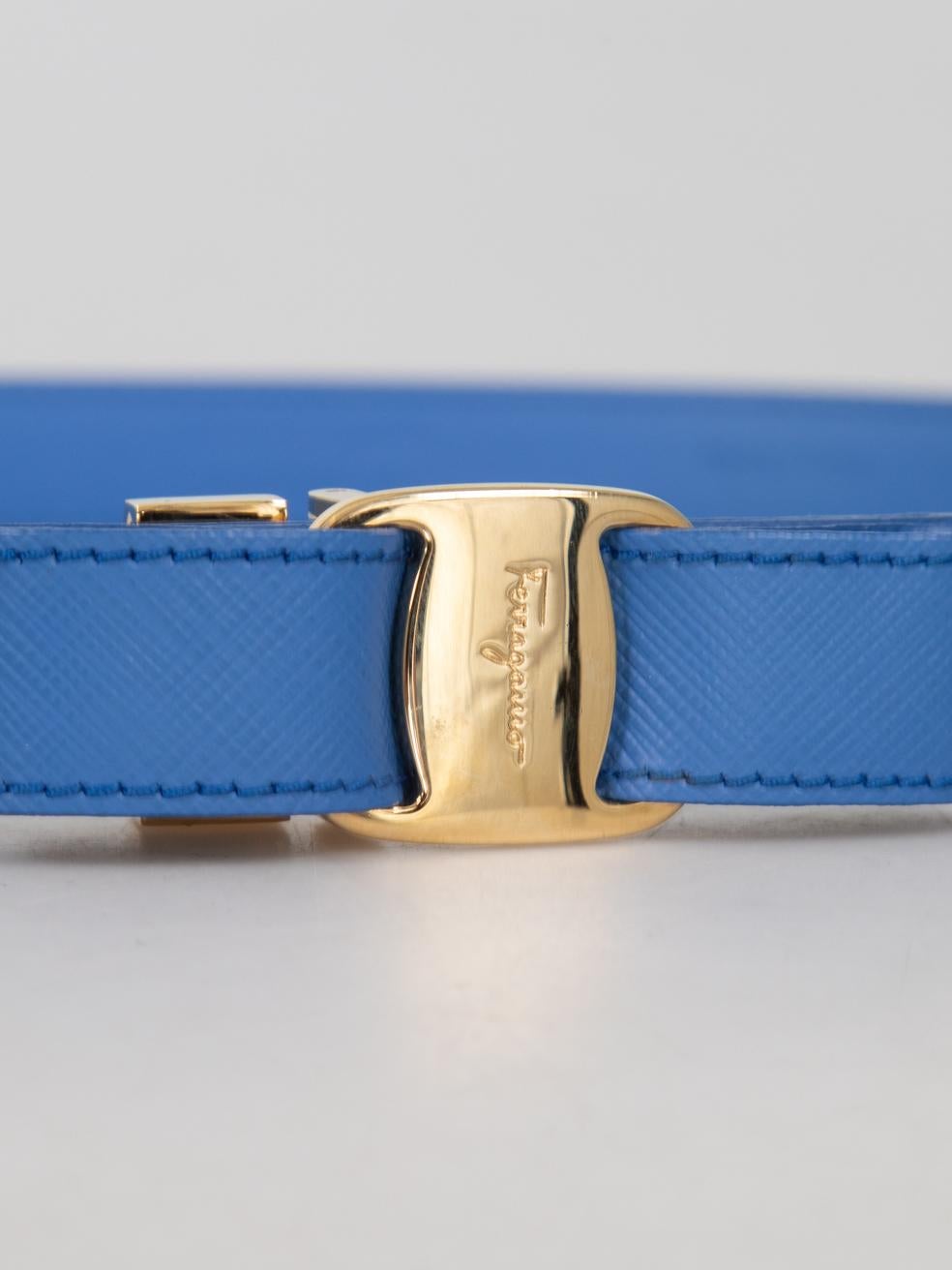 CONDIZIONE: molto buona. L'usura della cinghia è minima. Graffi alla fibbia in metallo. È stato praticato un foro supplementare che ha causato un danno a questo articolo usato di Salvatore Ferragamo.
 

 

 

 Dettagli
 

 

 Blu
 

 Pelle
 

