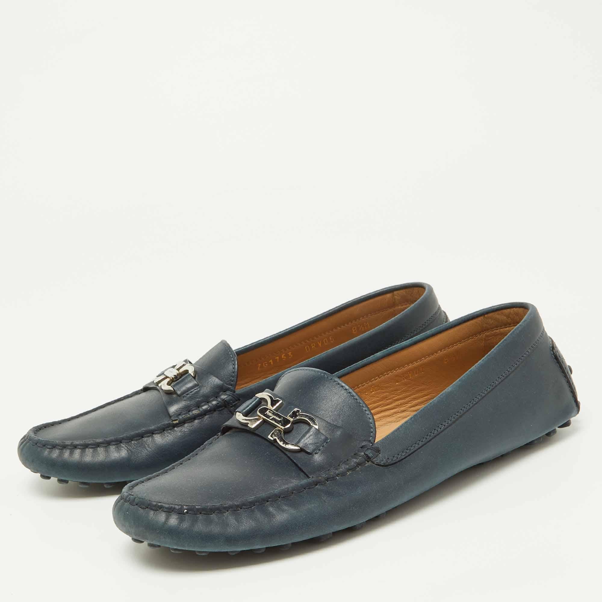 Very skillfully made these loafers are from Salvatore Ferragamo. They have been crafted from leather in Italy and designed with beauty using neat stitching and the Gancini bit on the uppers. The loafers have a lovely shape and are so stylish they