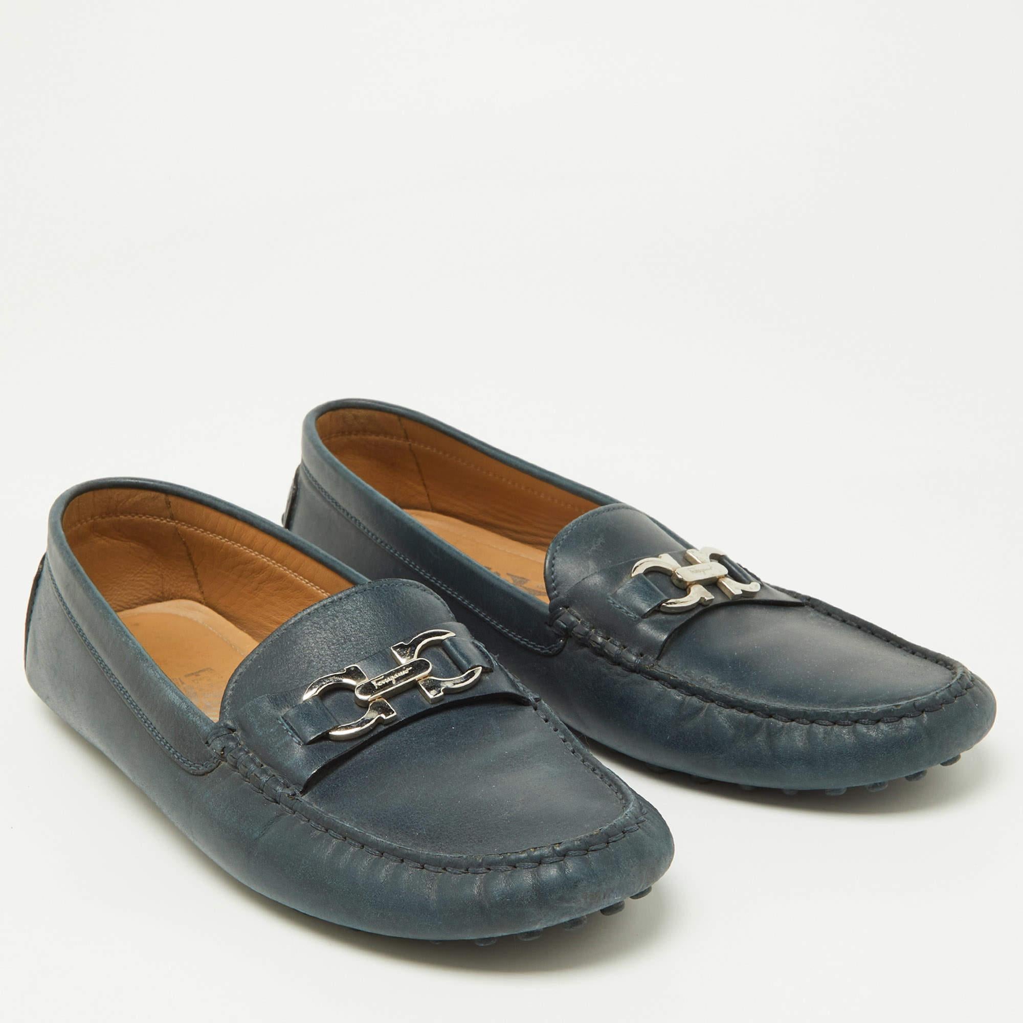 Salvatore Ferragamo Blue Leather Gancini Loafers Size 39 In Fair Condition For Sale In Dubai, Al Qouz 2