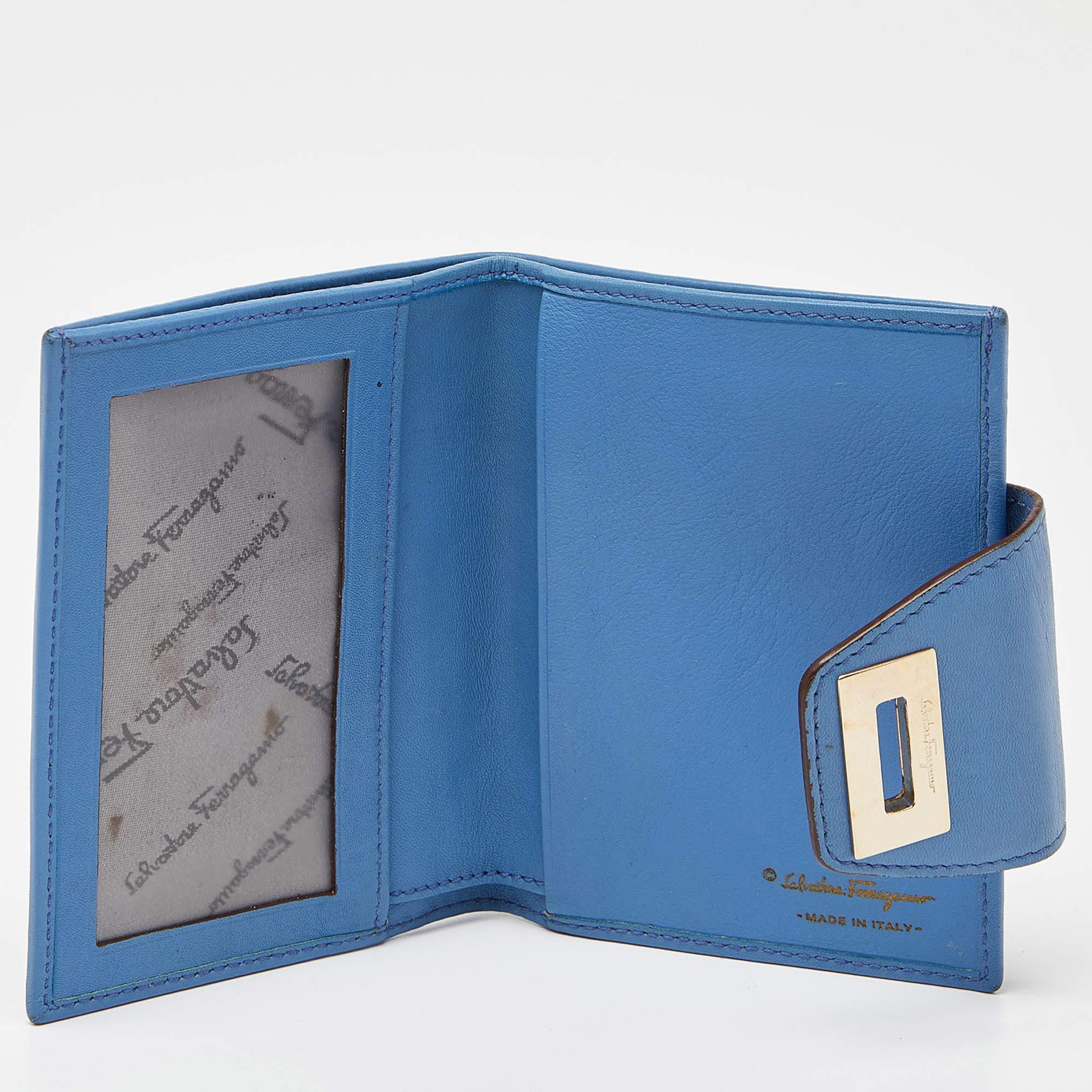 Designed by Salvatore Ferragamo this leather wallet is the perfect accessory to keep your cards cash and receipts in proper order as it features multiple slots. Adorned with the brand logo at the front it is a must have.
