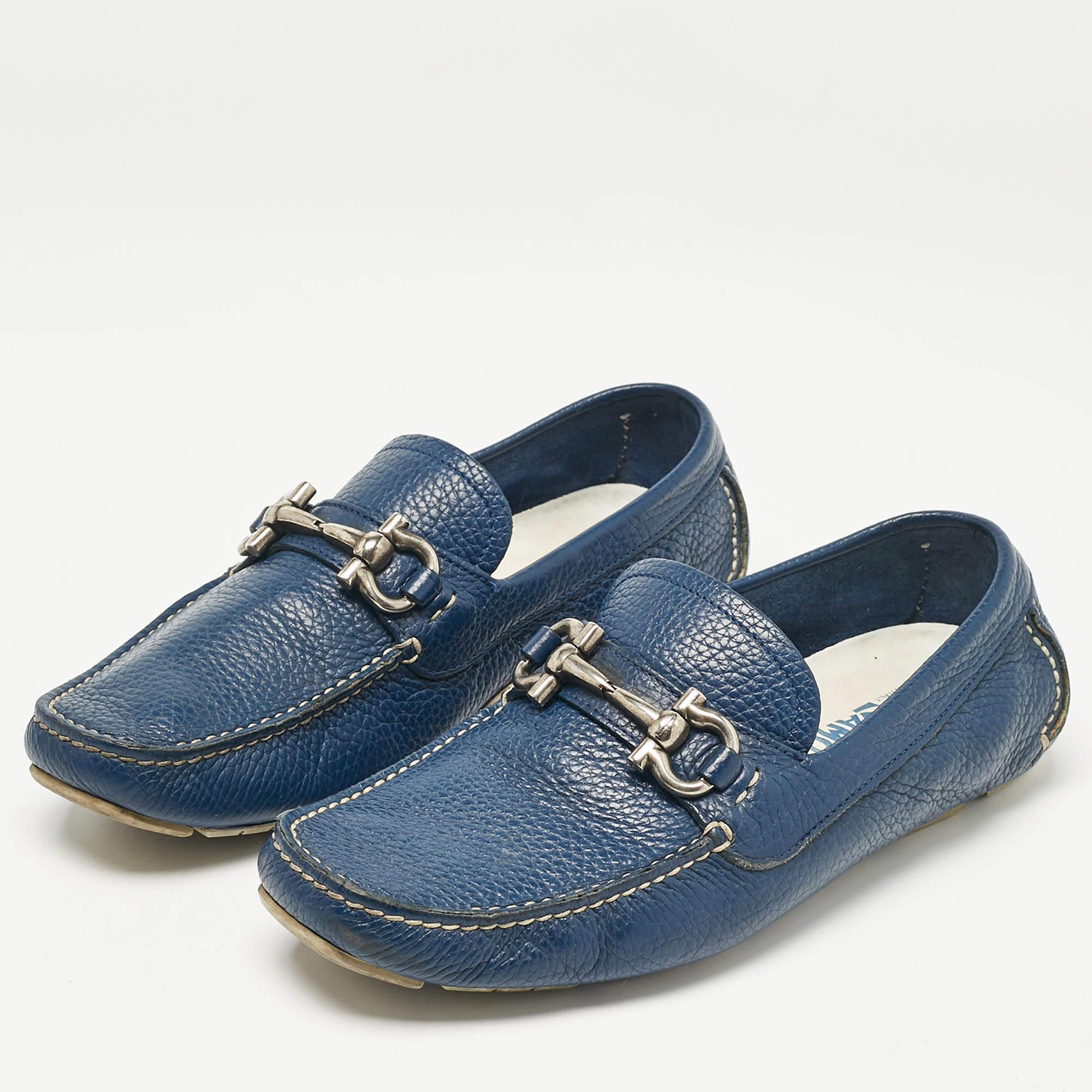 Ces mocassins bleus de Salvatore Ferragamo sont le fruit d'un savoir-faire artisanal et d'une conception de luxe. Elles ont été fabriquées en Italie à partir de cuir de qualité et ont été conçues avec élégance grâce à des surpiqûres soignées et au