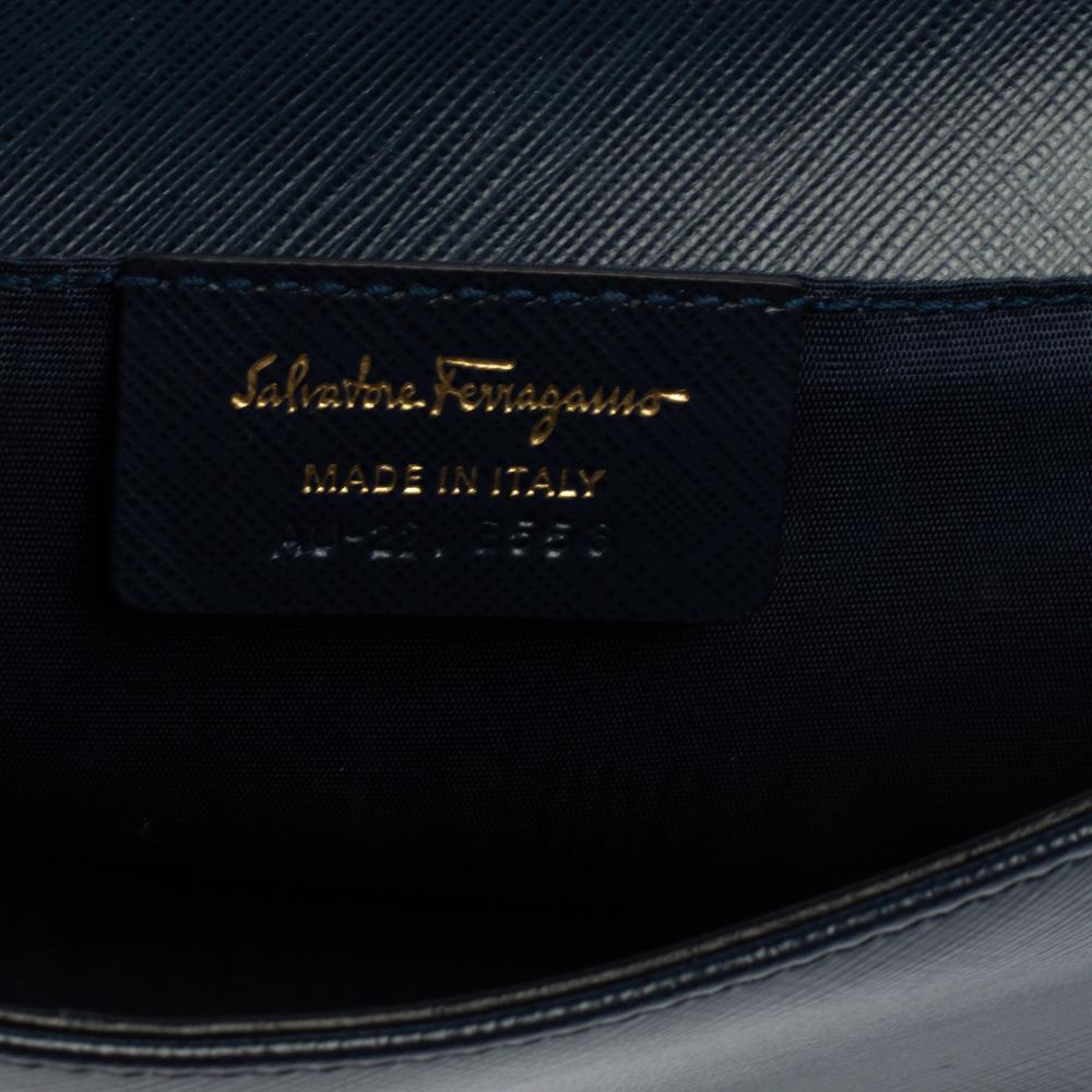 Salvatore Ferragamo Vara Bow Chain Umhängetasche aus blauem Leder 7