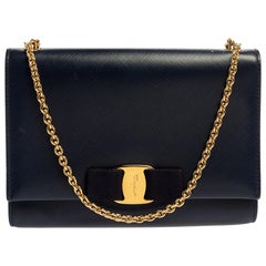 Salvatore Ferragamo Vara Bow Chain Umhängetasche aus blauem Leder
