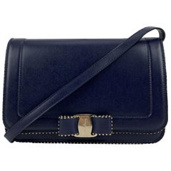 Salvatore Ferragamo Blaue Vara RW Umhängetasche aus Leder mit Schleife