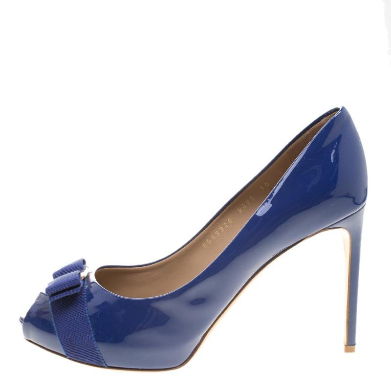 Embrace luxurious style with this pair of pumps from the house of Salvatore Ferragamo that have been crafted from lush patent leather to give you a chic appearance. The vibrant blue shade and cute bow detail makes these shoes the perfect way to