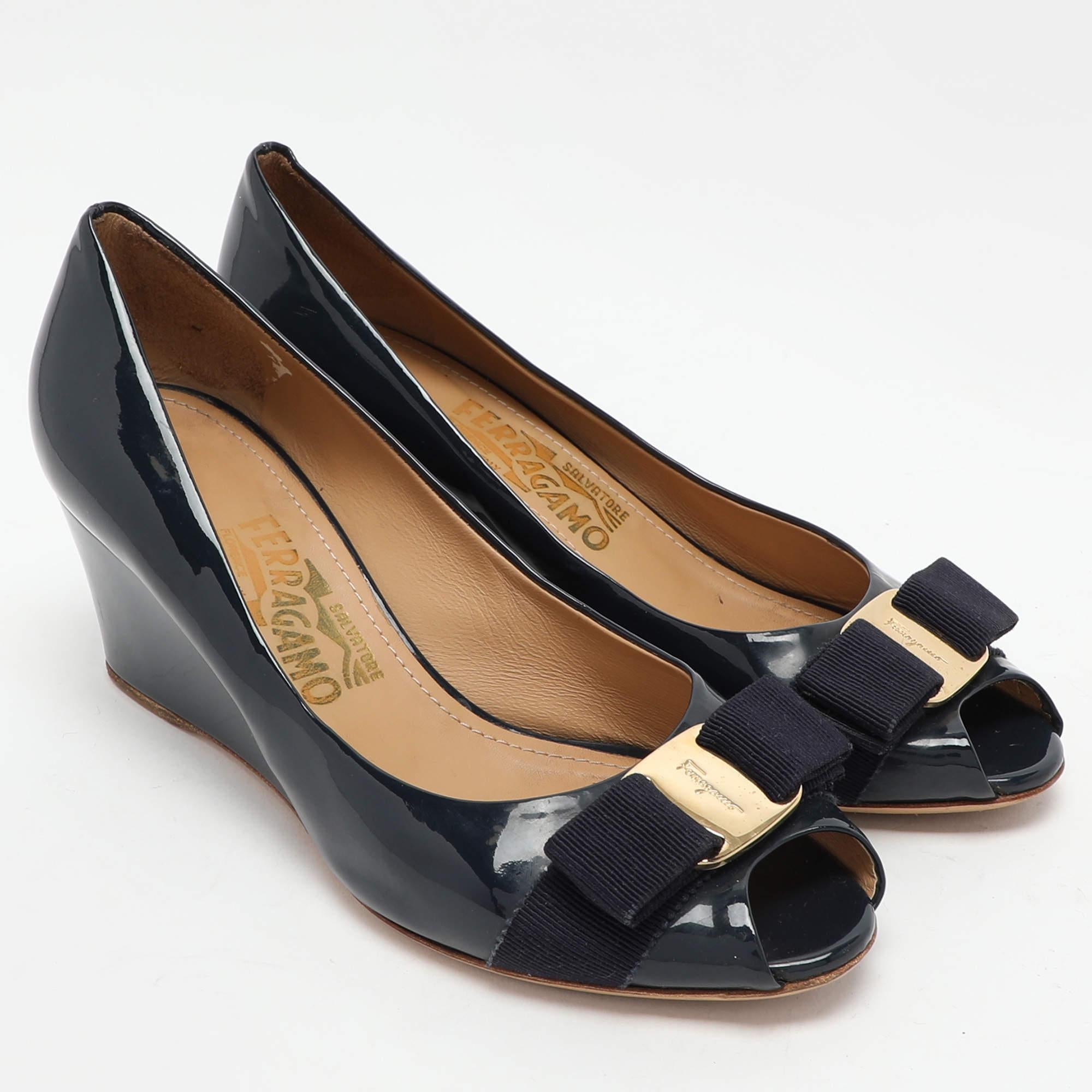 Salvatore Ferragamo escarpins Vara à talons compensés en cuir verni bleu avec nœud, taille 37,5 Bon état - En vente à Dubai, Al Qouz 2