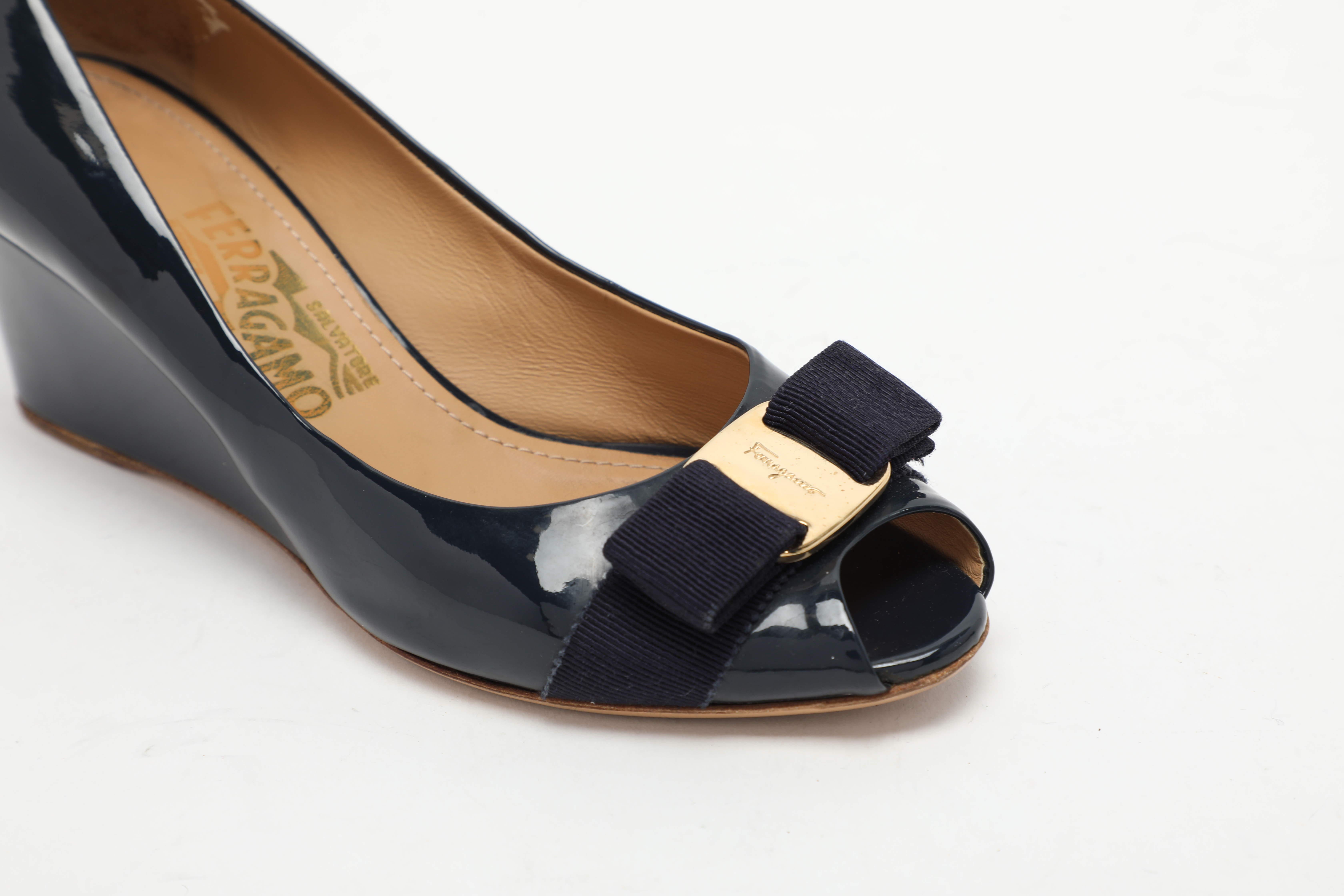 Salvatore Ferragamo escarpins Vara à talons compensés en cuir verni bleu avec nœud, taille 37,5 en vente 2