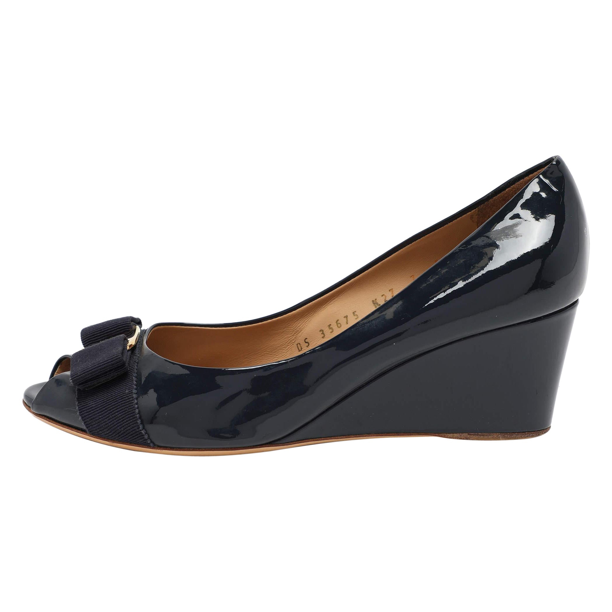 Salvatore Ferragamo escarpins Vara à talons compensés en cuir verni bleu avec nœud, taille 37,5