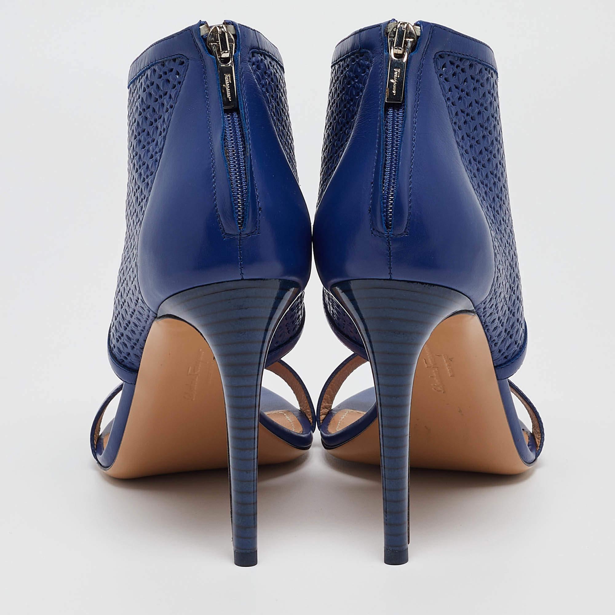 Bleu Salvatore Ferragamo Bottines Pacella à bout ouvert en cuir perforé bleu taille 40 en vente