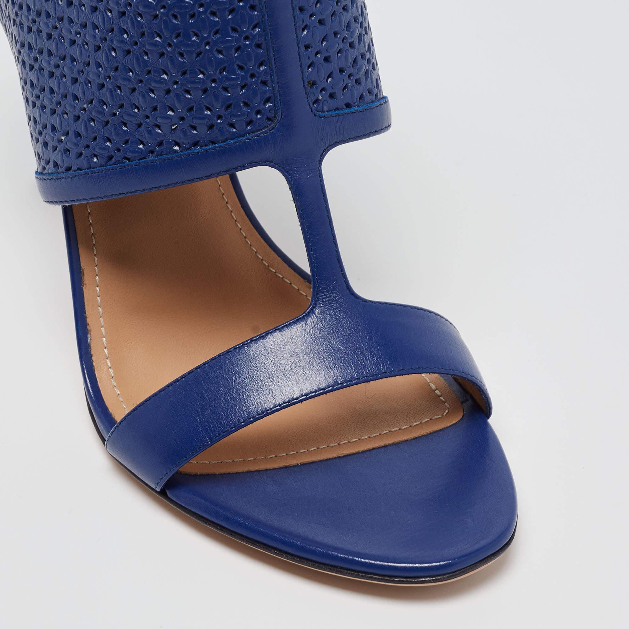 Salvatore Ferragamo Bottines Pacella à bout ouvert en cuir perforé bleu taille 40 en vente 4