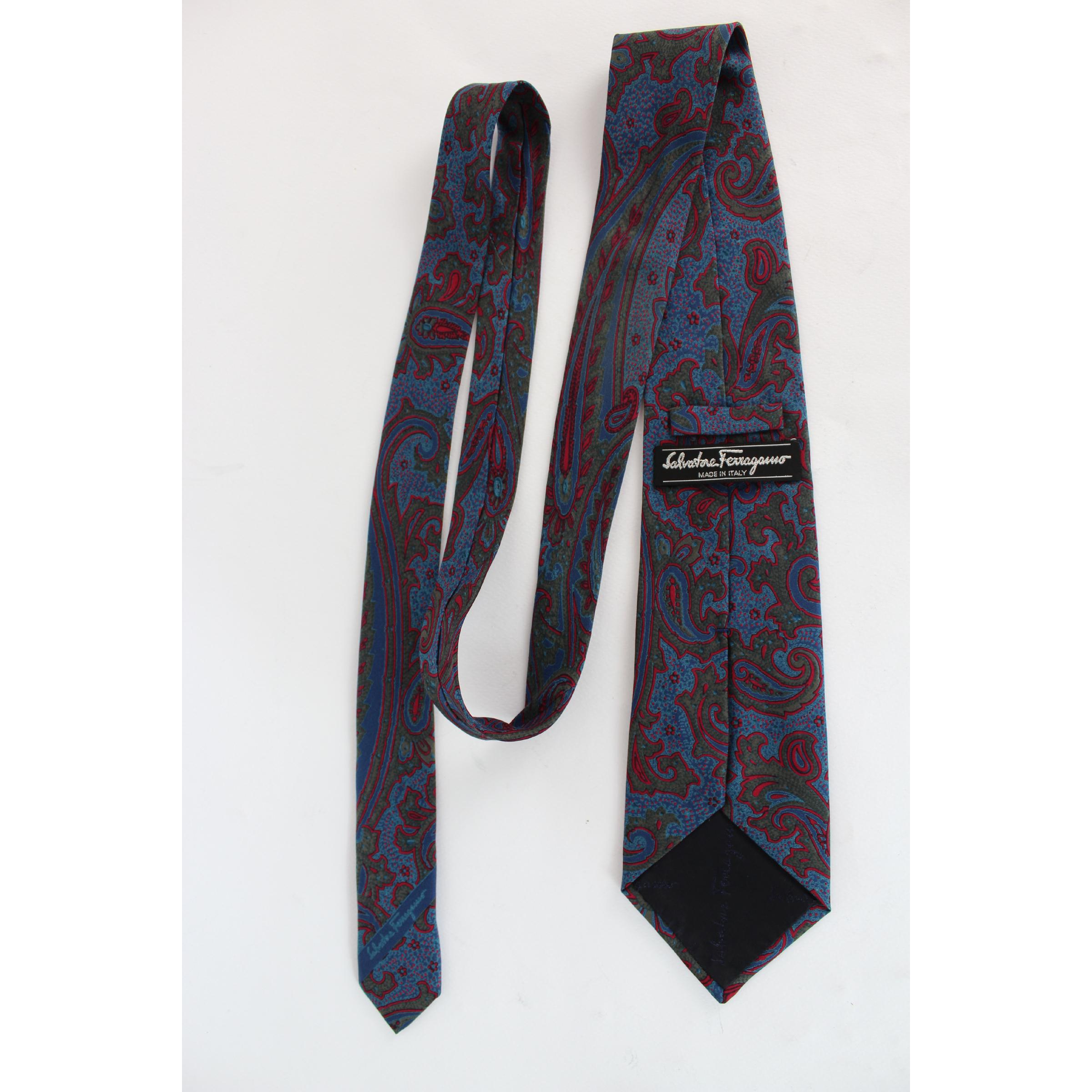 Salvatore Ferragamo vintage 80's tie. Red and blue color, paisley pattern, 100% silk. Made in Italy. Excellent vintage condition. 

Length: 148 cm 
Width: 8.5 cm