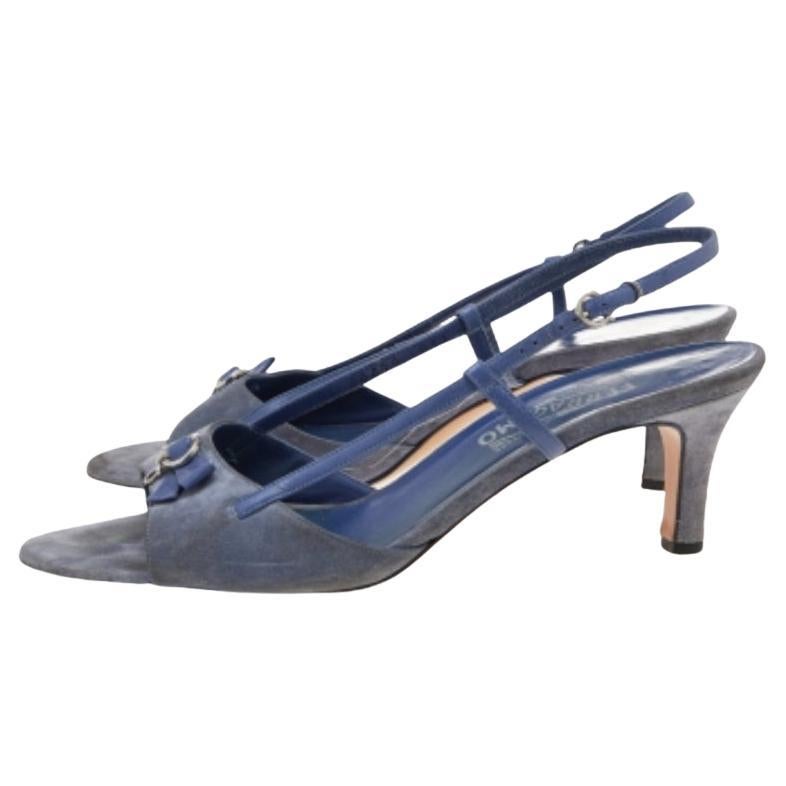 Añade estas magníficas sandalias de Salvatore Ferragamo a tu colección para experimentar un estilo sin fin. Se han creado utilizando ante azul y piel en el exterior y están diseñadas con puntera abierta, herrajes en tono plateado y suela resistente.