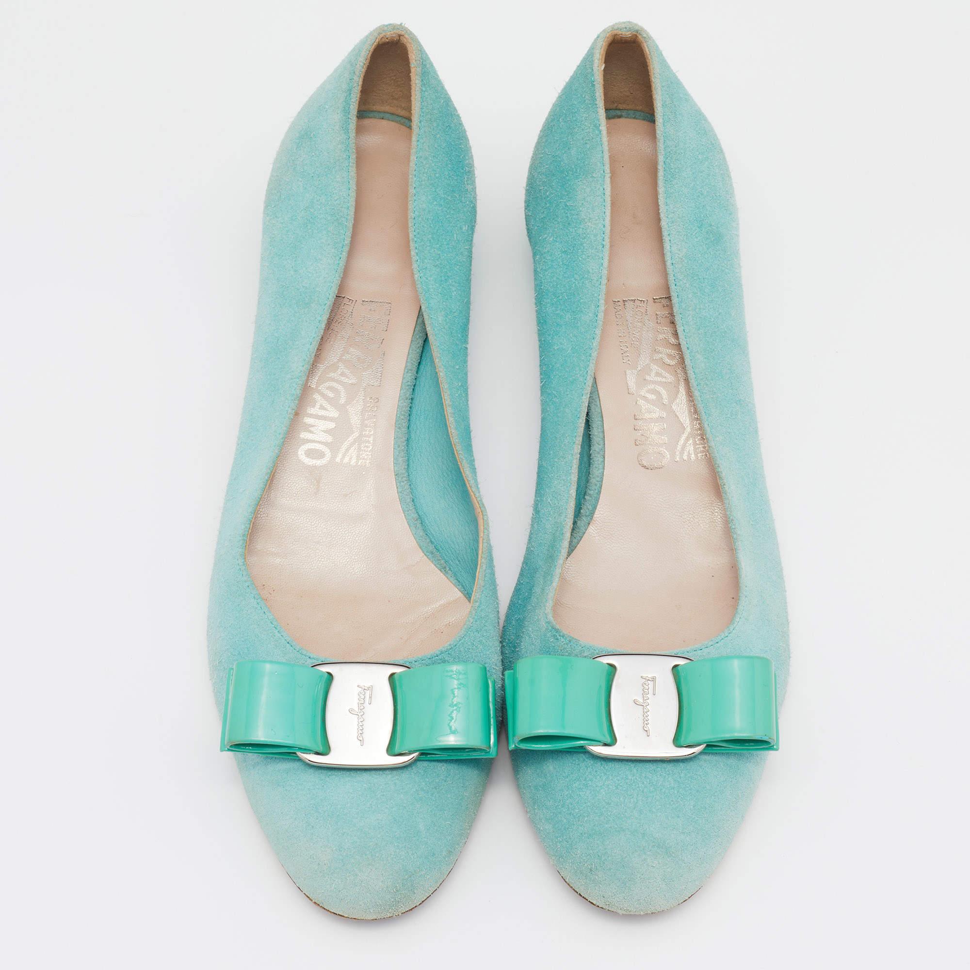 Salvatore Ferragamo Blue Suede and Patent Bow Varina Ballet Flats Size 37.5 In Fair Condition For Sale In Dubai, Al Qouz 2