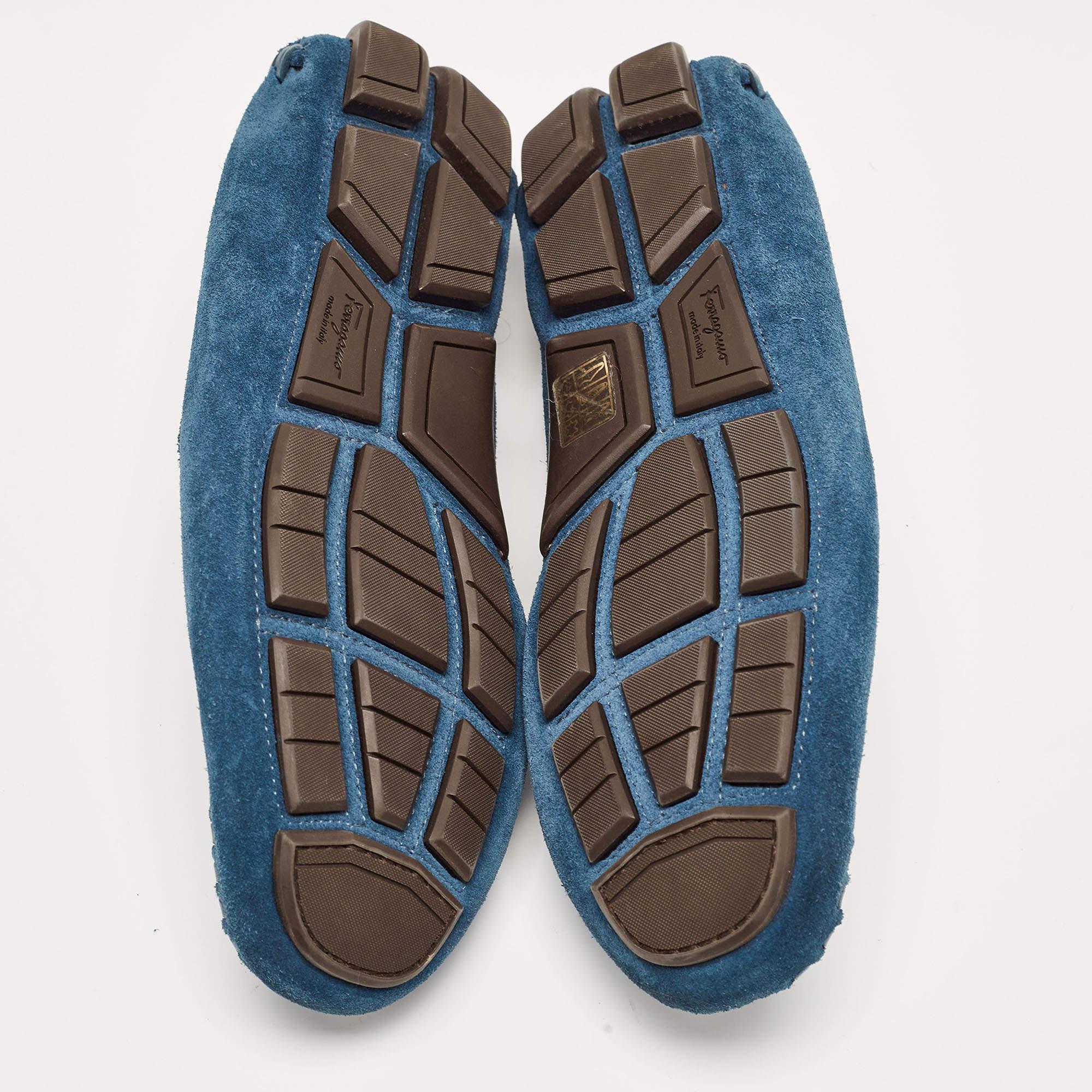Salvatore Ferragamo Blue Suede Gancini Loafers Size 40.5 In Good Condition For Sale In Dubai, Al Qouz 2