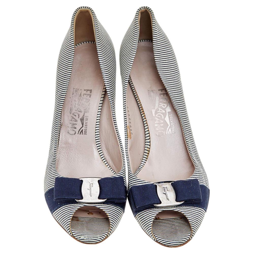 Salvatore Ferragamo Blue/White Canvas Vara Bow Peep Toe Pumps Size 39 For Sale 1