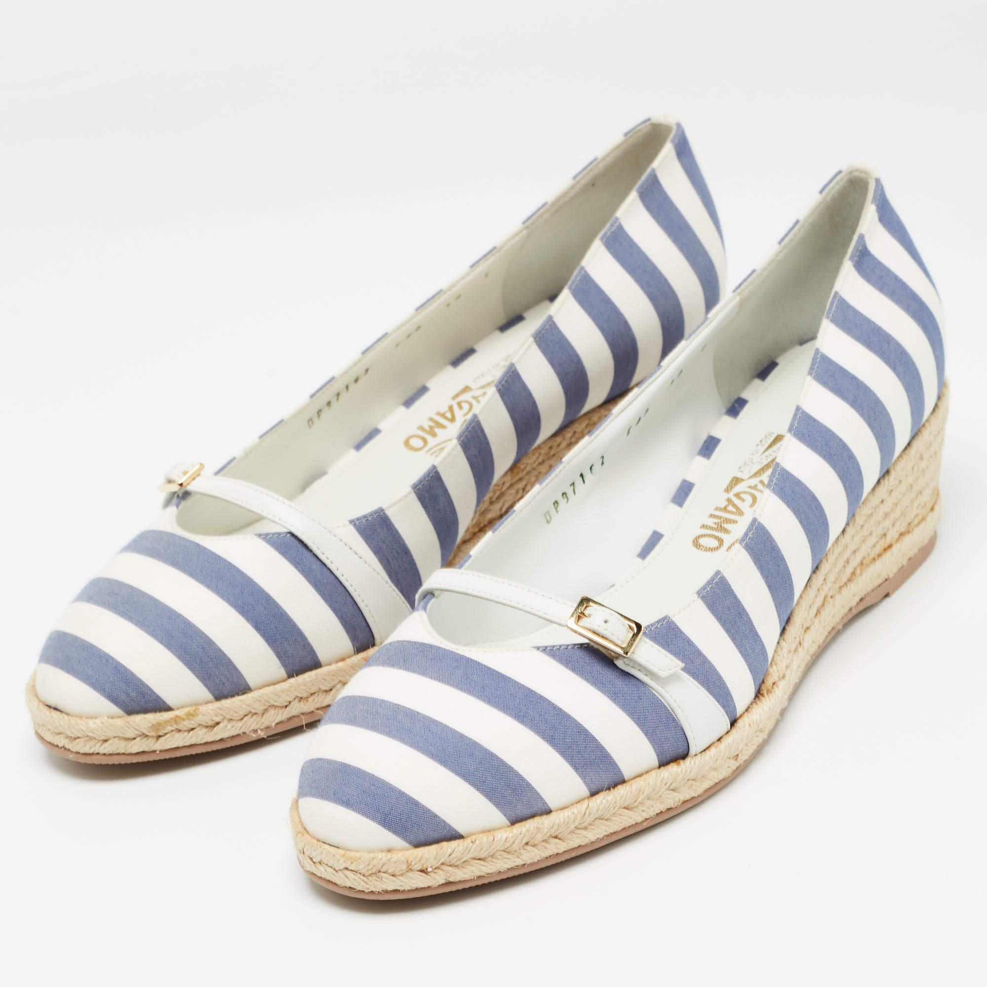 Egal, ob Sie auf Stil, Komfort oder beides stehen, diese Keilabsätze von Salvatore Ferragamo werden Sie nie enttäuschen. Sie zeichnen sich durch eine schicke Silhouette und einen auffälligen Farbton aus. Machen Sie dieses Paar noch heute zu Ihrem! 