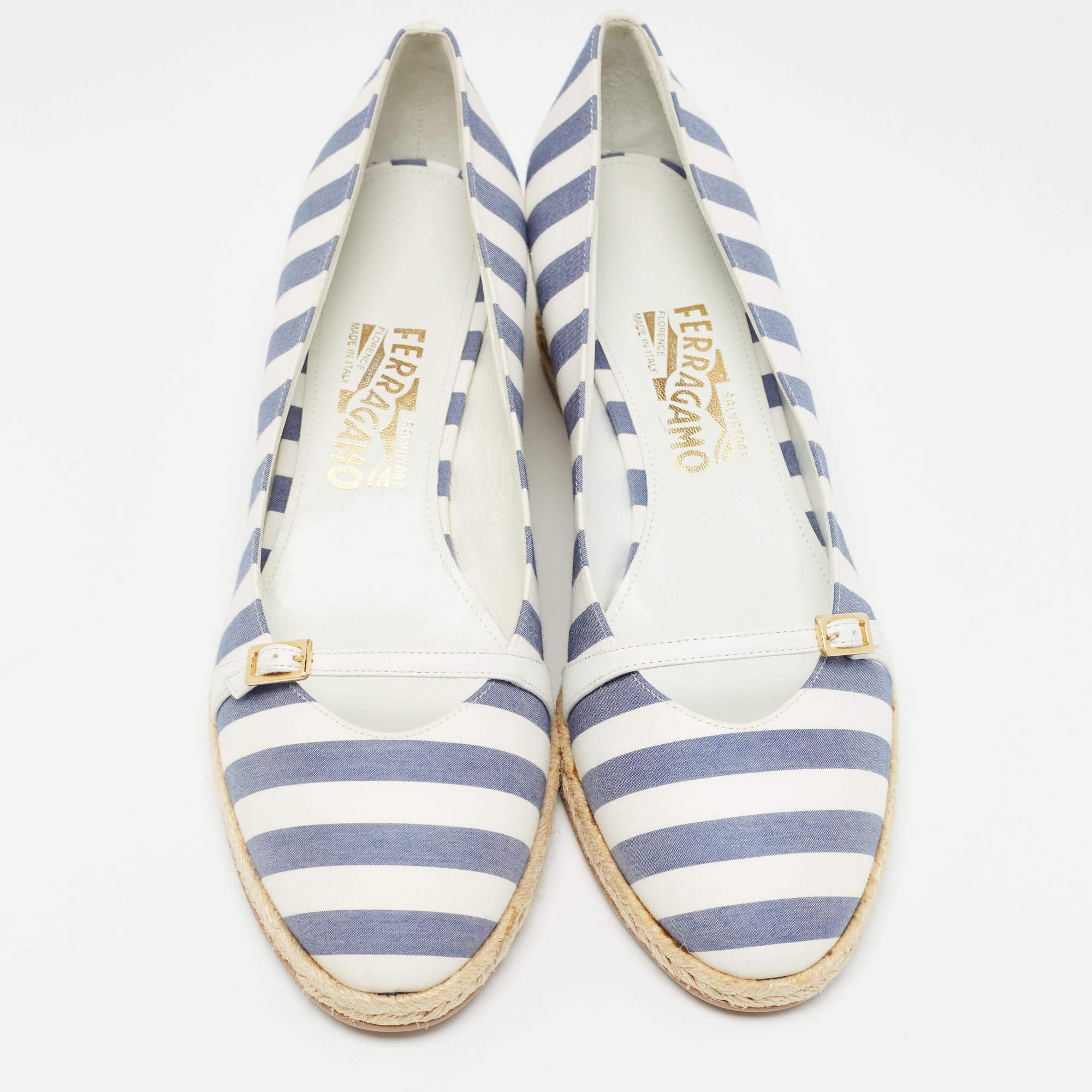 Salvatore Ferragamo Blau/Weiß gestreifte Audrey Keil-Pumps aus Stoff mit Keilbesatz Größe 40,5 (Grau) im Angebot