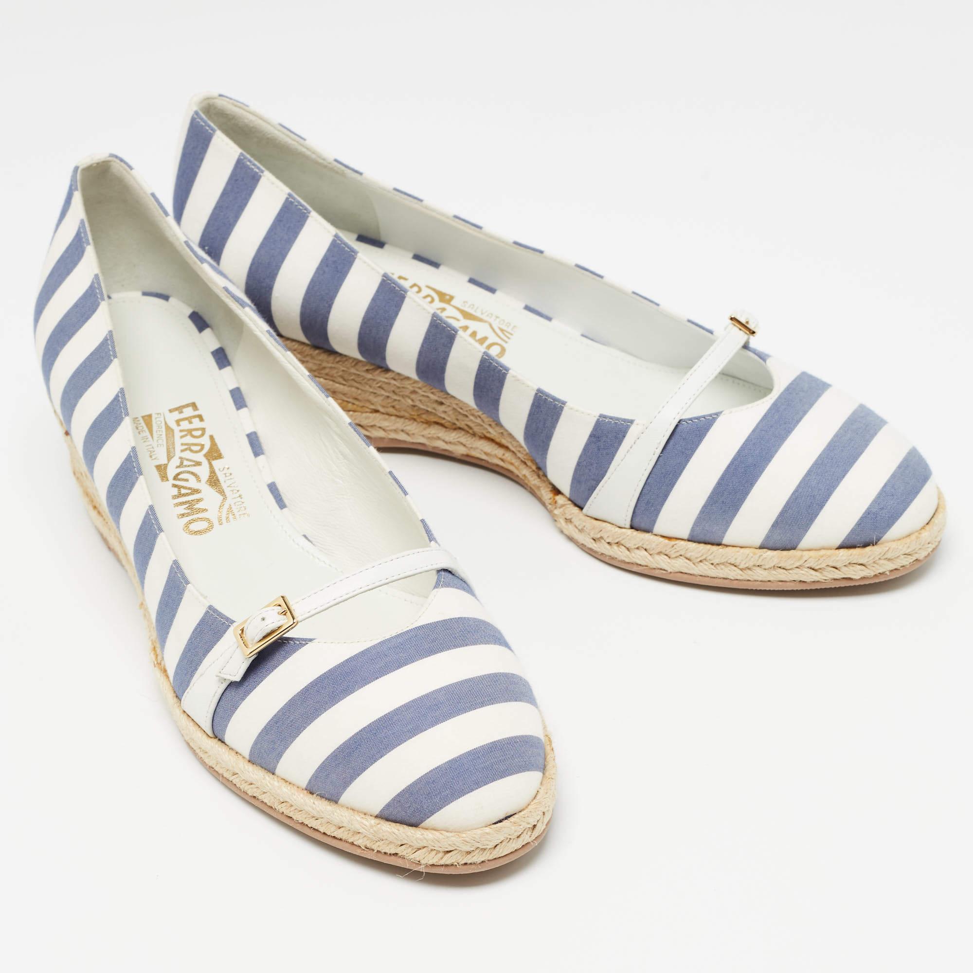 Salvatore Ferragamo Blau/Weiß gestreifte Audrey Keil-Pumps aus Stoff mit Keilbesatz Größe 40,5 im Zustand „Relativ gut“ im Angebot in Dubai, Al Qouz 2