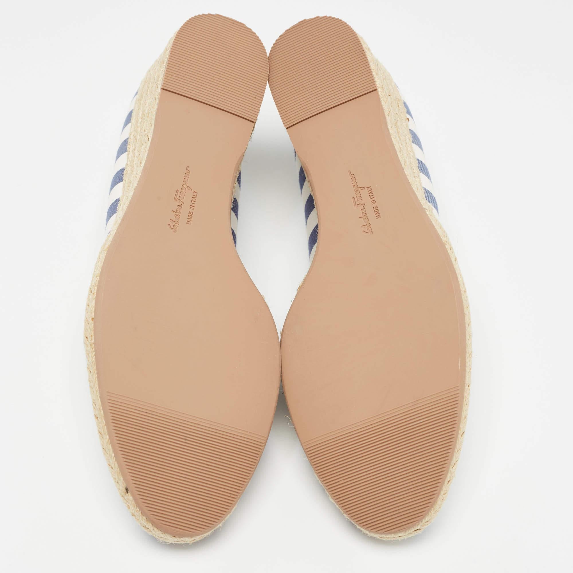 Salvatore Ferragamo Blau/Weiß gestreifte Audrey Keil-Pumps aus Stoff mit Keilbesatz Größe 40,5 im Angebot 1