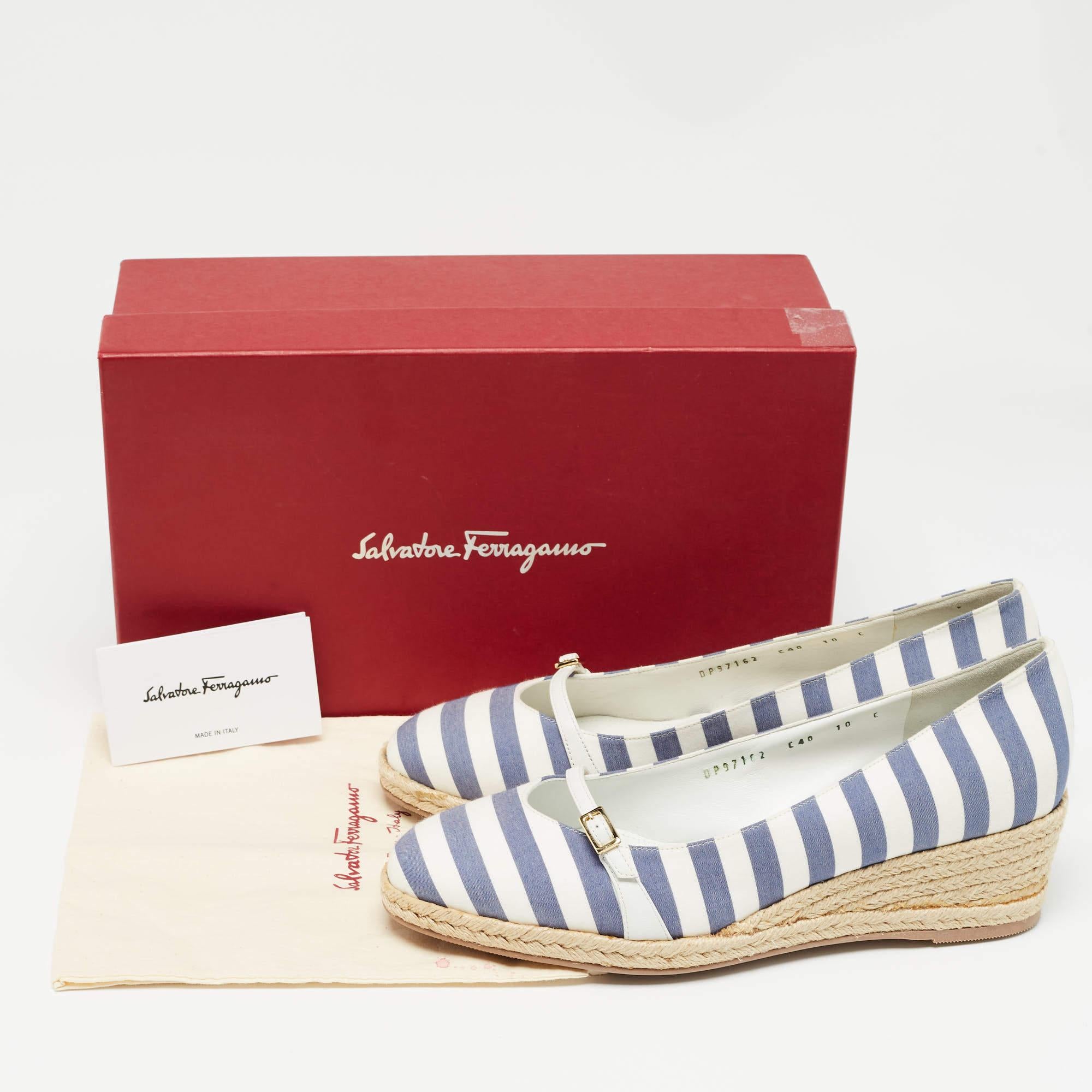 Salvatore Ferragamo Blau/Weiß gestreifte Audrey Keil-Pumps aus Stoff mit Keilbesatz Größe 40,5 im Angebot 4