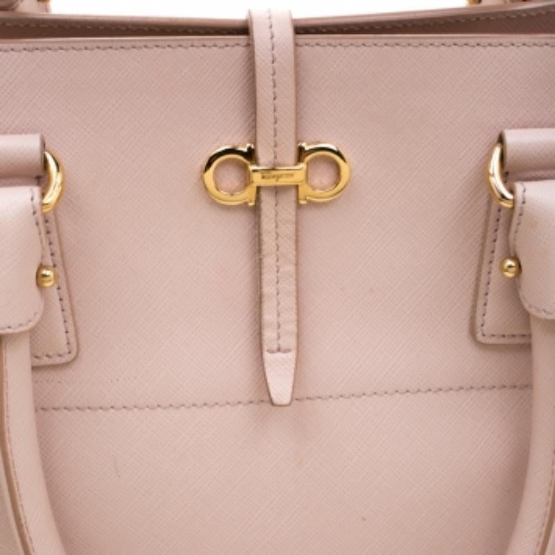 Salvatore Ferragamo Tote pequeño Briana de piel rosa rubor en venta 5