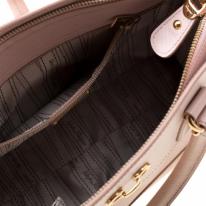Salvatore Ferragamo Tote pequeño Briana de piel rosa rubor en Bastante bueno estado para la venta en Dubai, Al Qouz 2
