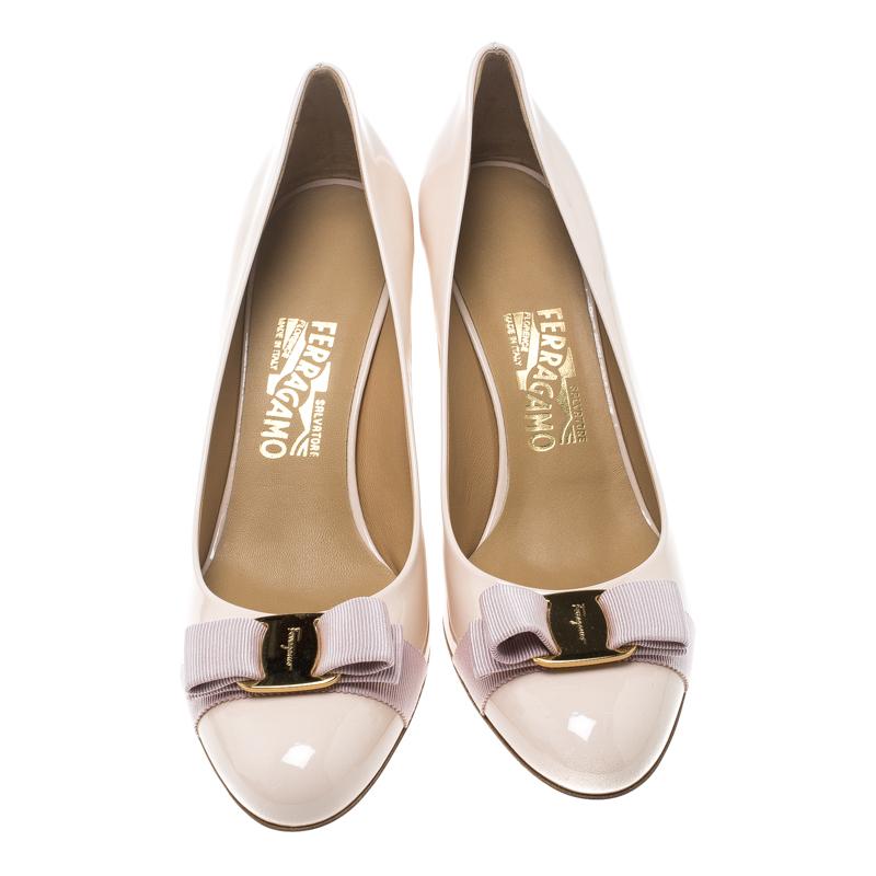 Nothing like a stunning pair of pumps to look and feel like a fashionista! Crafted from blush pink patent leather, this gorgeous Ferragamo pair features comfortable insoles housing the brand's iconic label. Complete with 8.5 cm heels and gold-tone