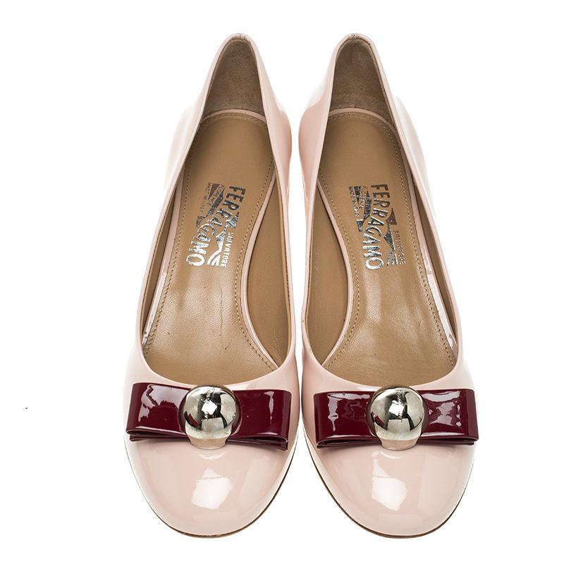 What beauty are these pumps from Salvatore Ferragamo! They are beautifully crafted from patent leather and styled with bow details on the uppers. They are complete with 4.5 cm block heels made from plexiglass.

Includes: Price Tag, Original Box,