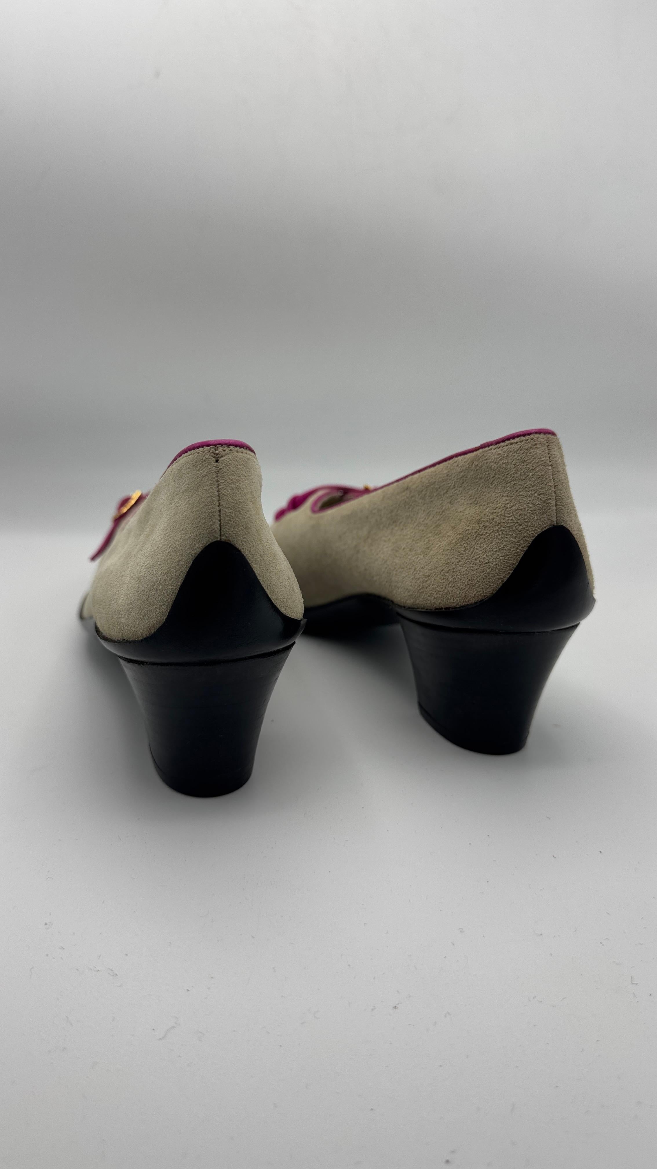 Salvatore Ferragamo Boutique Suede Heels with Pink Leather Details and Buckle in vendita 5