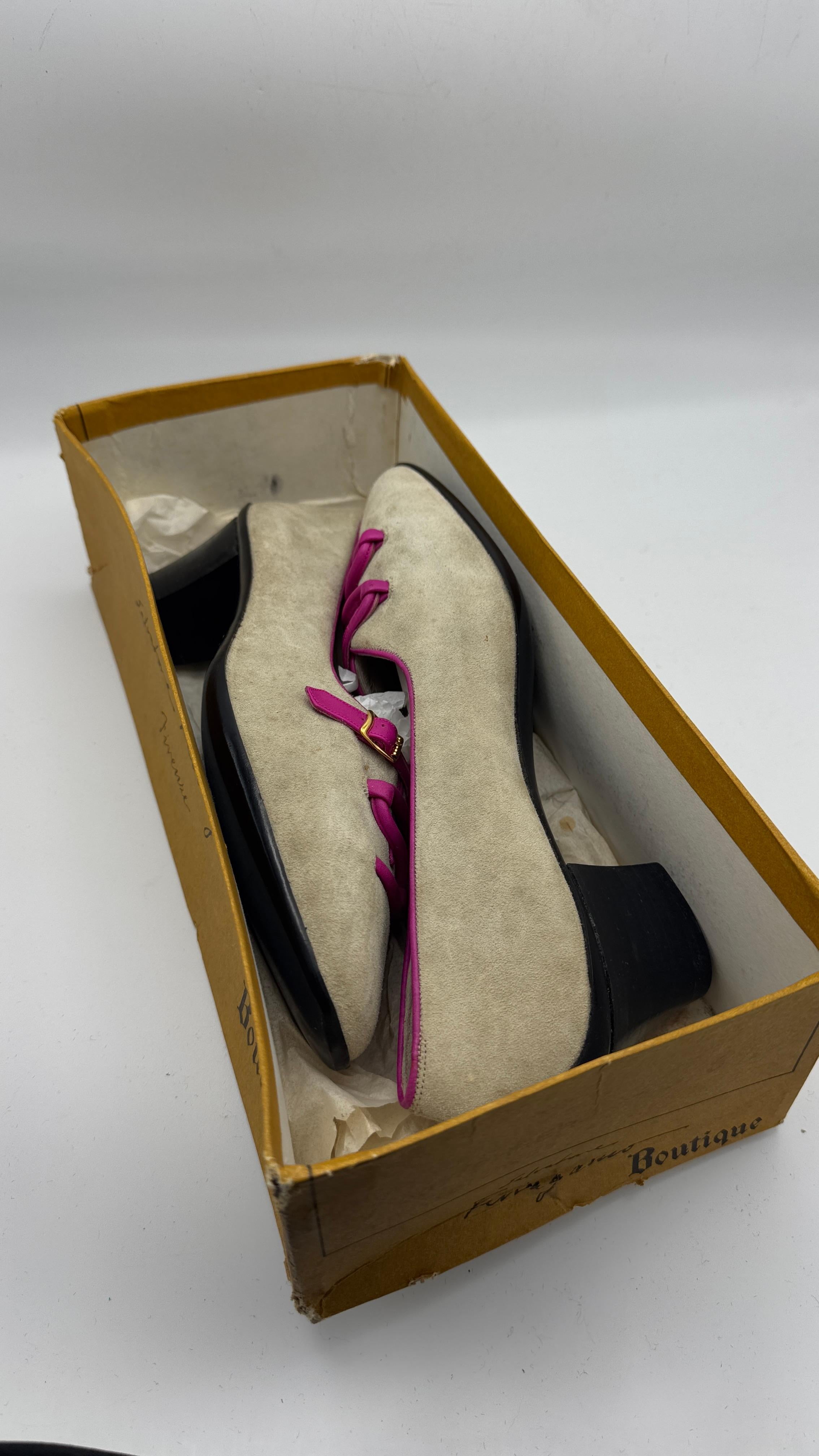 Rare and striking vintage Salvatore Ferragamo Boutique suede pumps from the 1970s, crafted in Italy and preserved in exceptional condition. This model features a soft sand-colored suede upper, elegantly contrasted by bold fuchsia leather detailing —