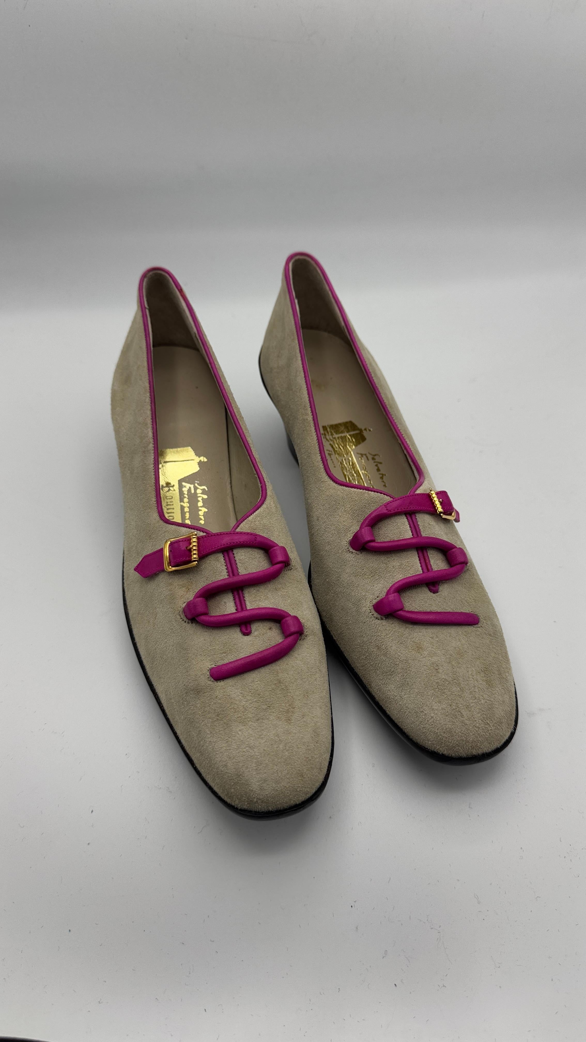 Salvatore Ferragamo Boutique Suede Heels with Pink Leather Details and Buckle In condizioni buone in vendita a Milano, IT