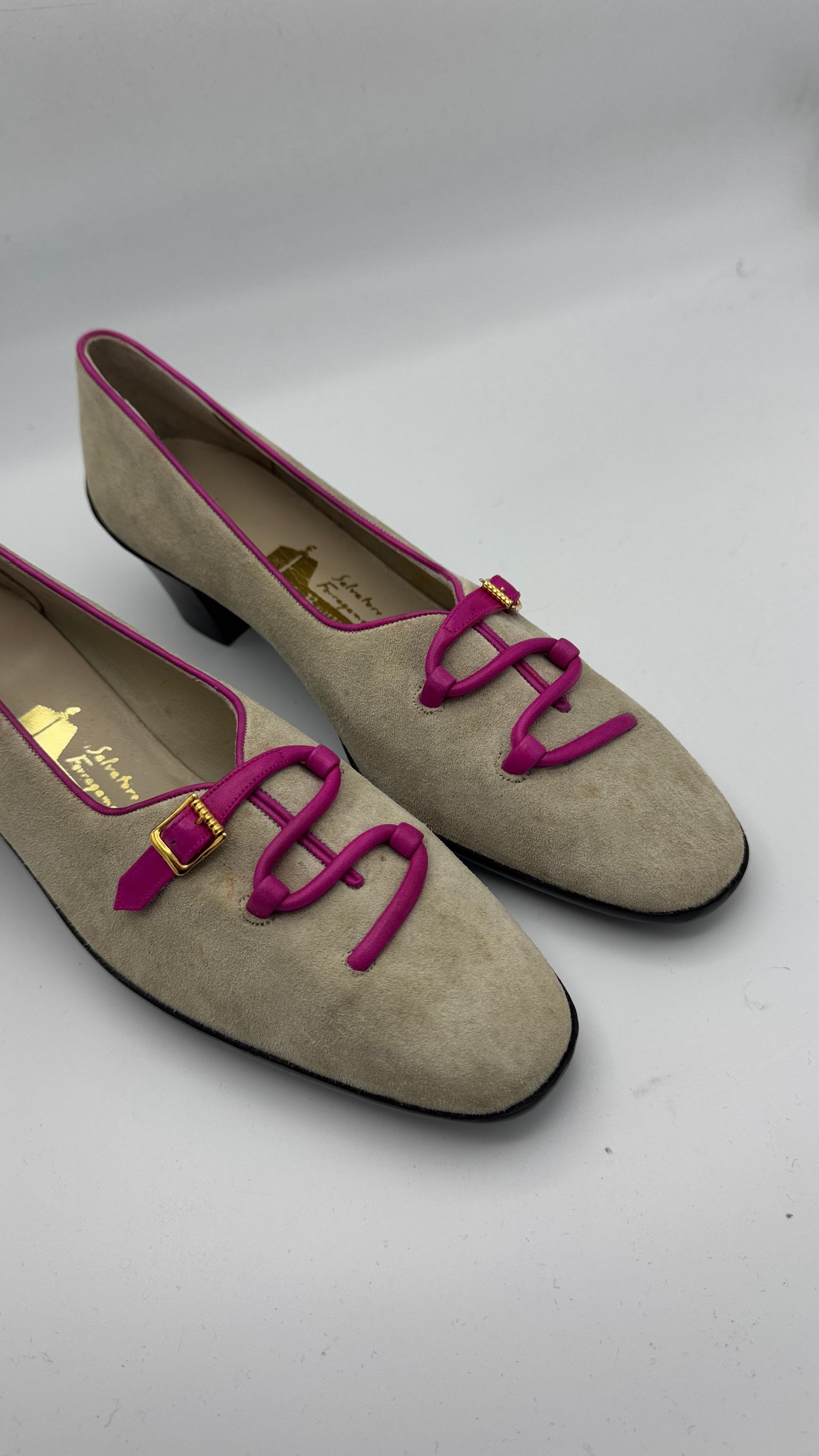 Salvatore Ferragamo Boutique Suede Heels with Pink Leather Details and Buckle in vendita 2