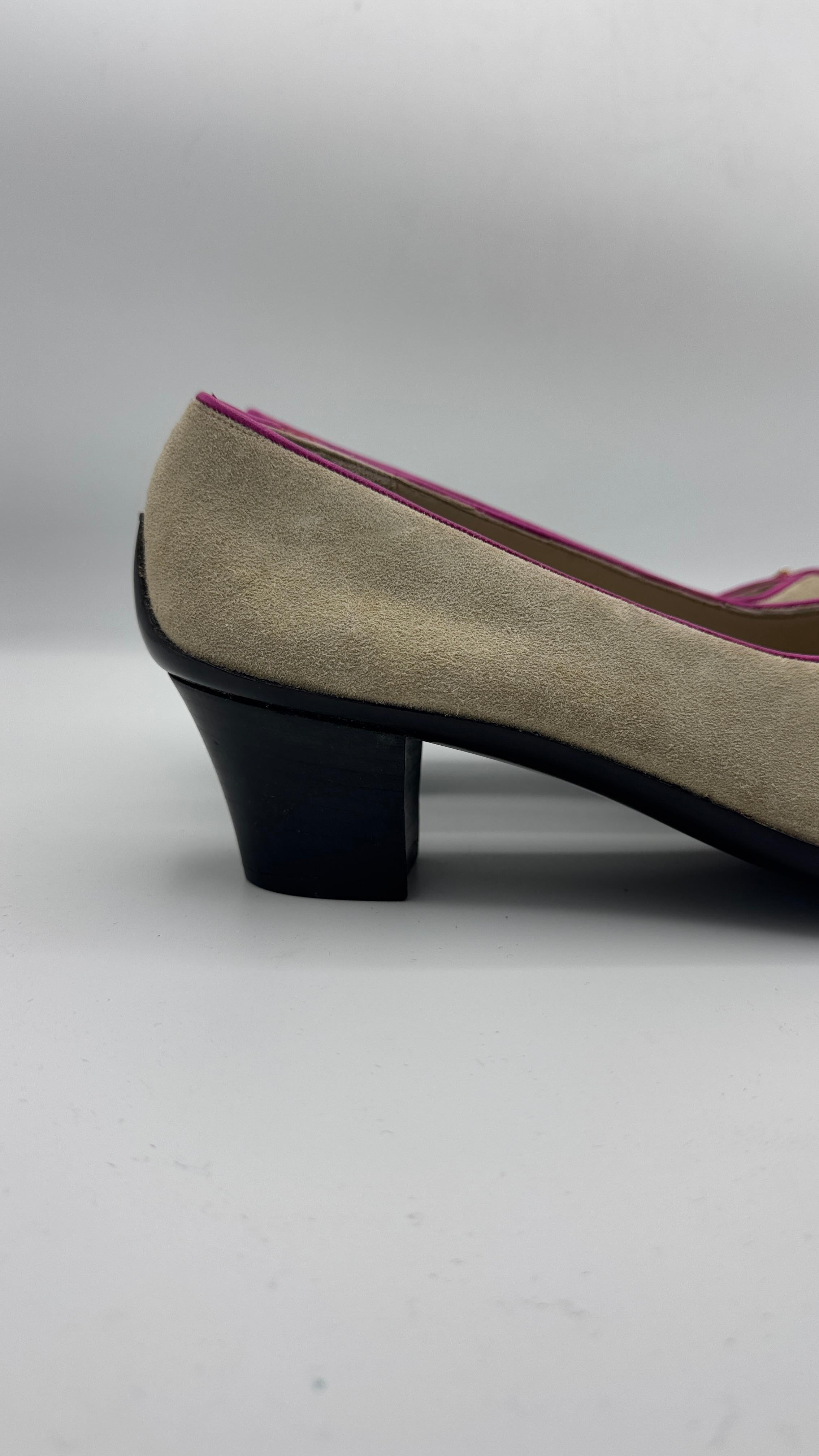 Salvatore Ferragamo Boutique Suede Heels with Pink Leather Details and Buckle in vendita 3