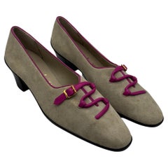 Salvatore Ferragamo Boutique Tacones de ante con detalles de piel rosa y hebilla