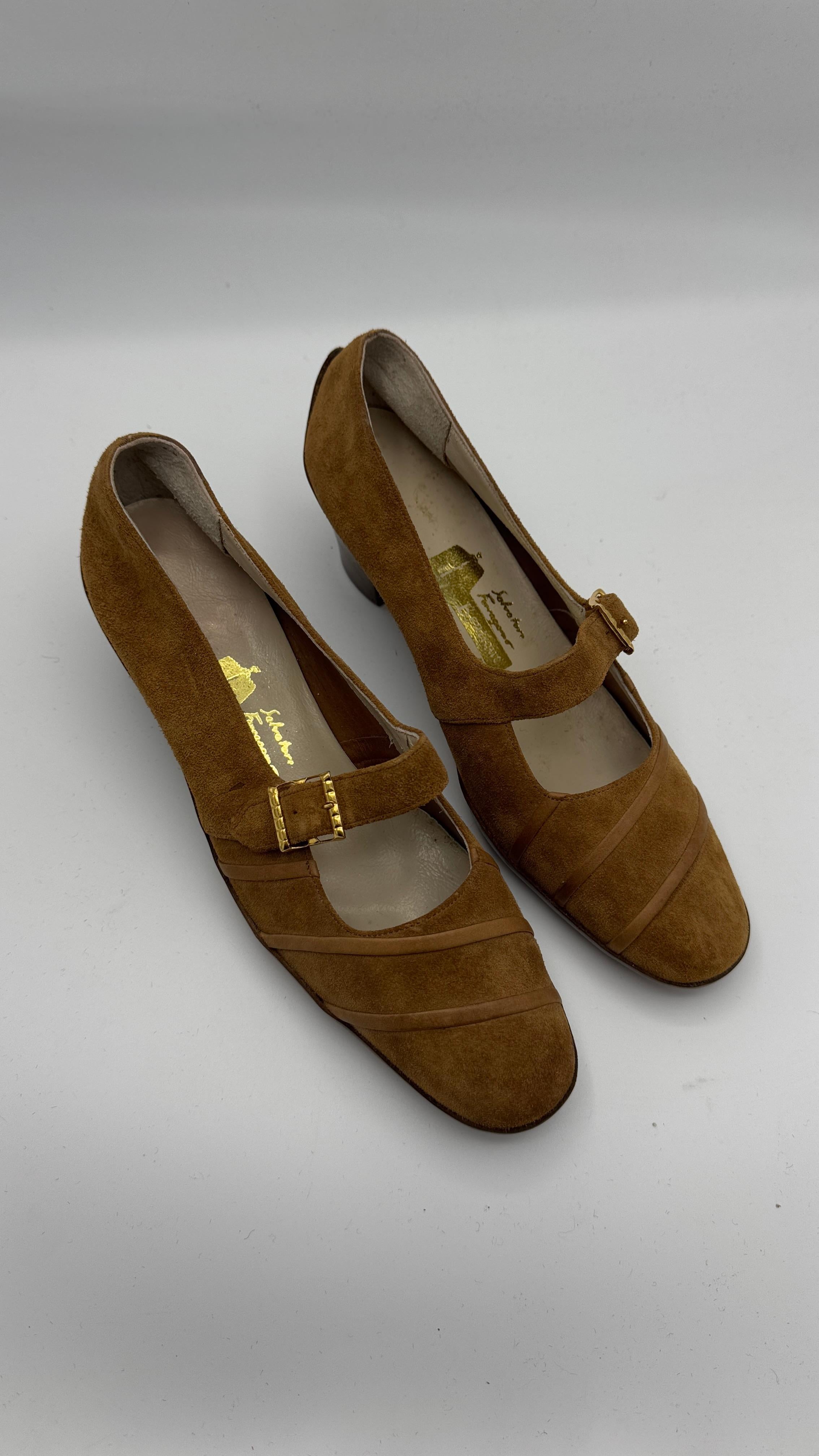Rare paire d'escarpins Mary Jane de Salvatore Ferragamo Boutique des années 1970 en daim camel, accompagnée de la boîte d'origine avec l'illustration de la boutique historique de Florence. Véritable témoignage de l'artisanat italien, ces chaussures