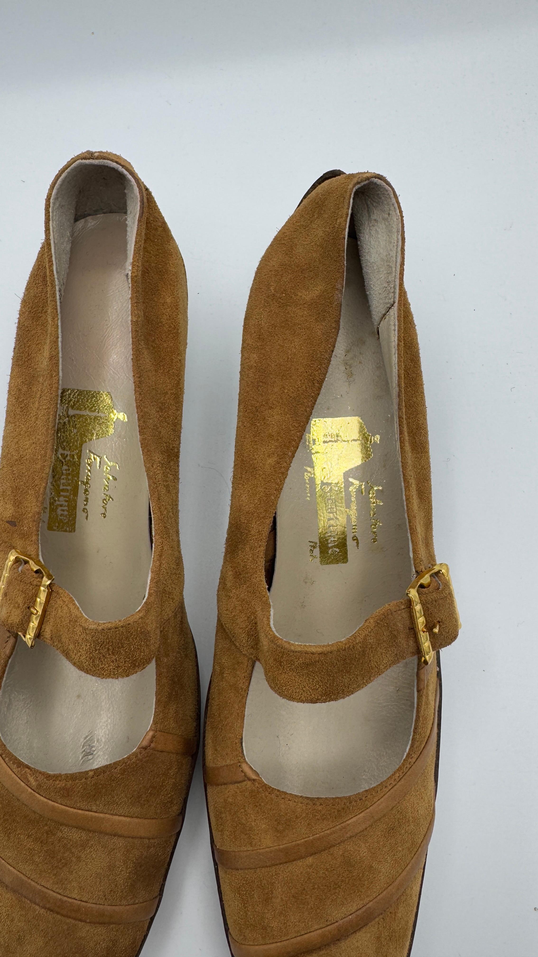 Salvatore Ferragamo Boutique Suede Mary Jane Pumps with Box Bon état - En vente à Milano, IT