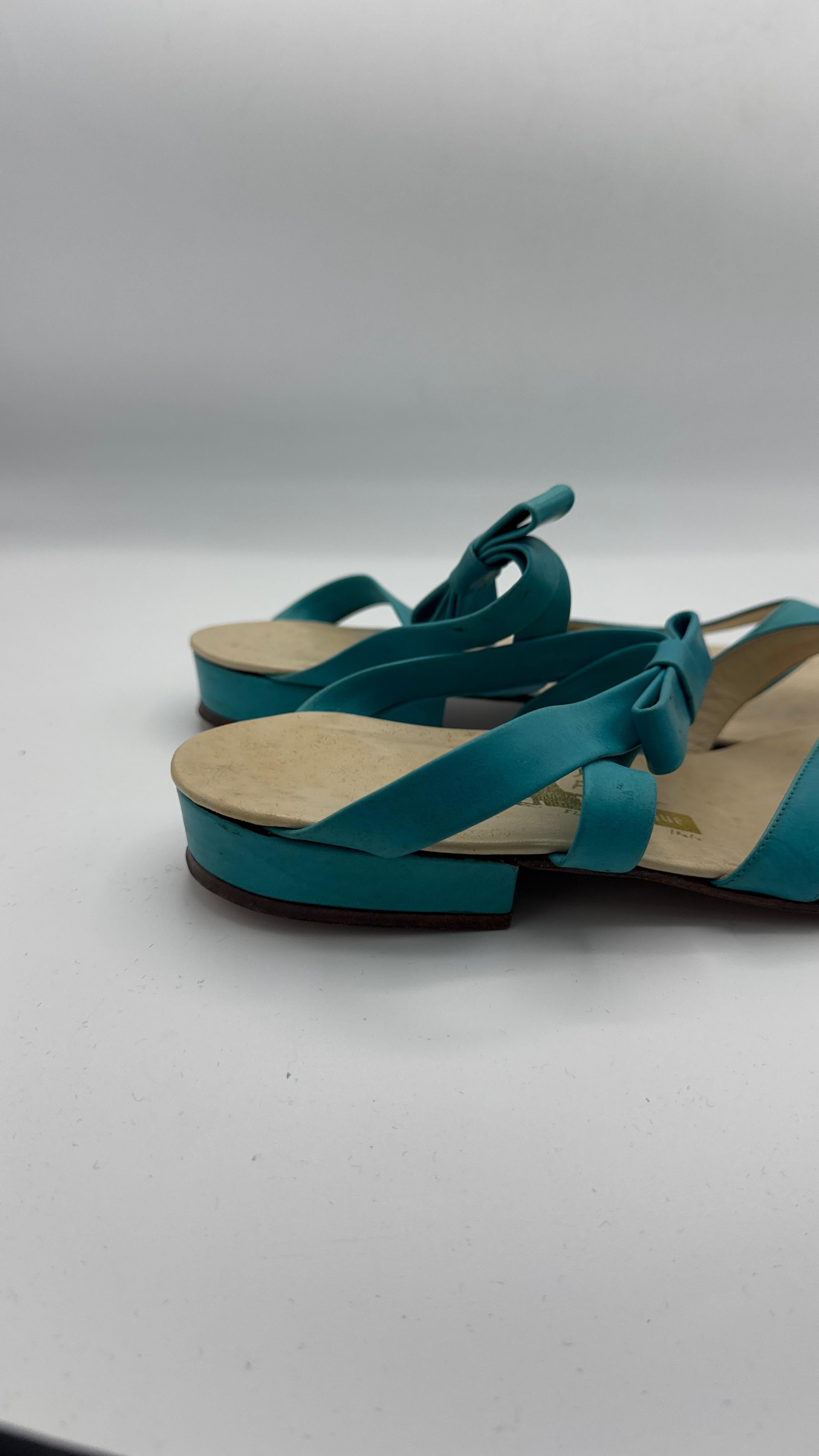 Salvatore Ferragamo Boutique Sandalias planas de piel turquesa con lazos en venta 5
