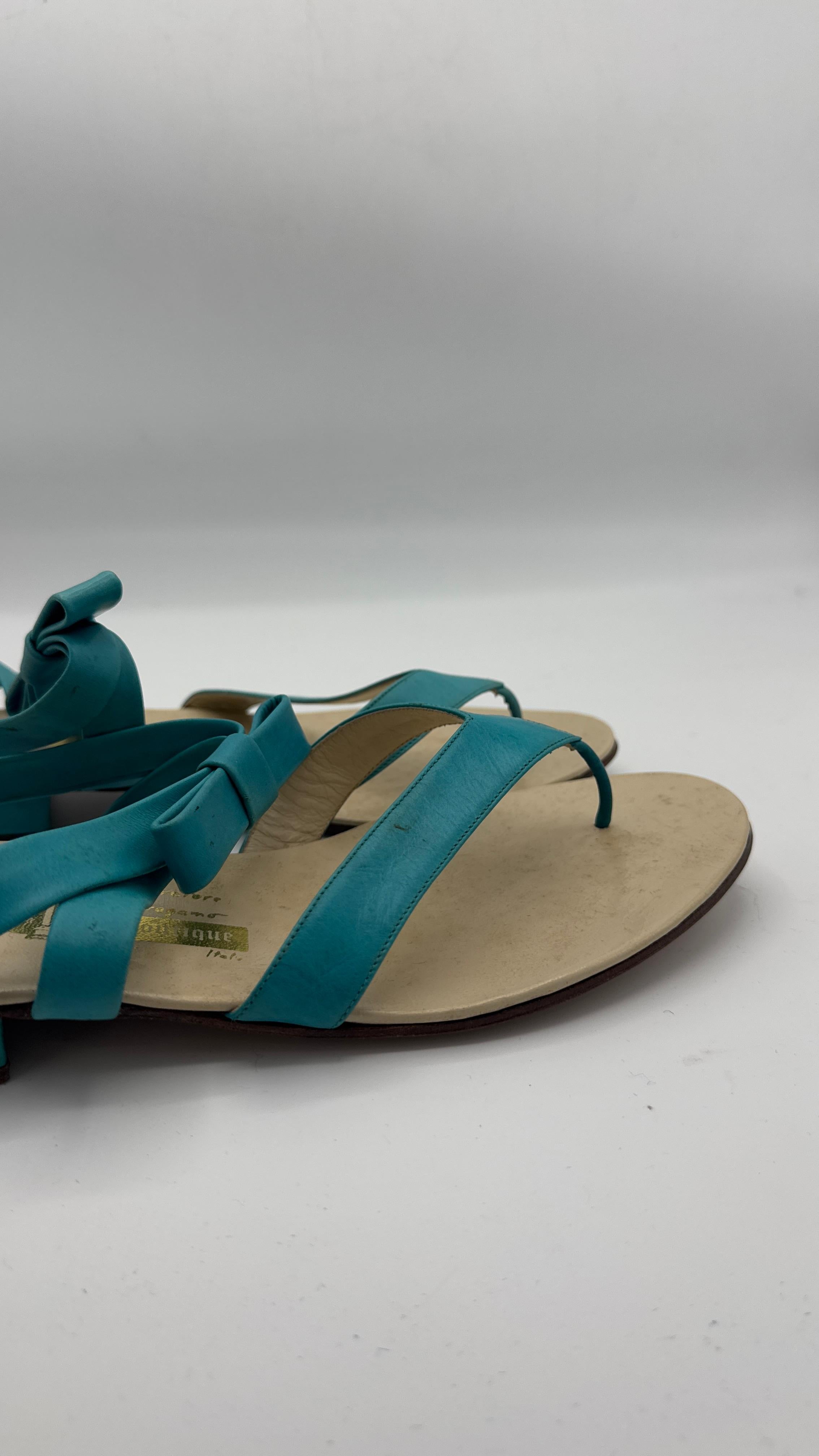 Salvatore Ferragamo Boutique Sandalias planas de piel turquesa con lazos en venta 6