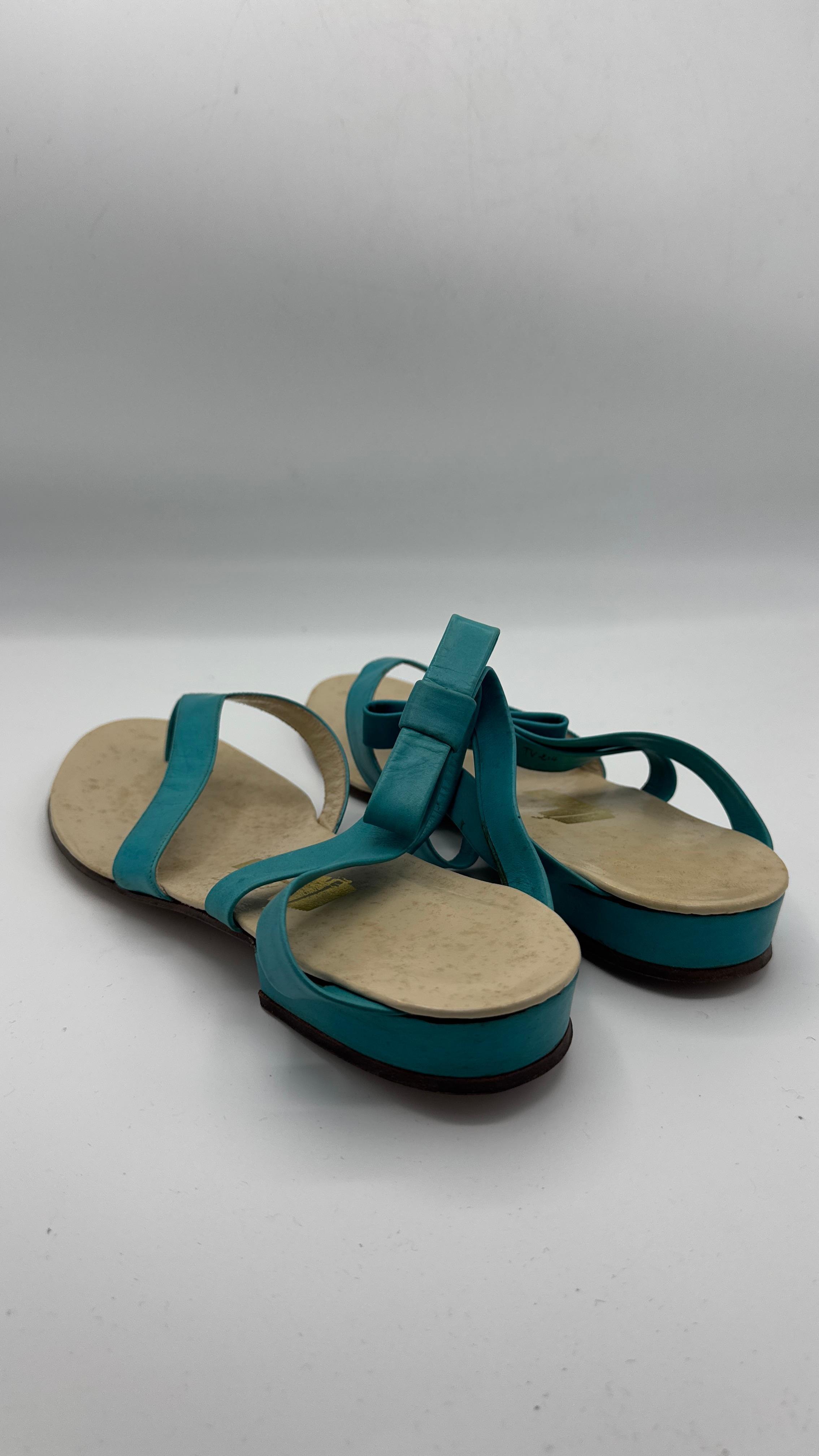 Salvatore Ferragamo Boutique Sandalias planas de piel turquesa con lazos en venta 7