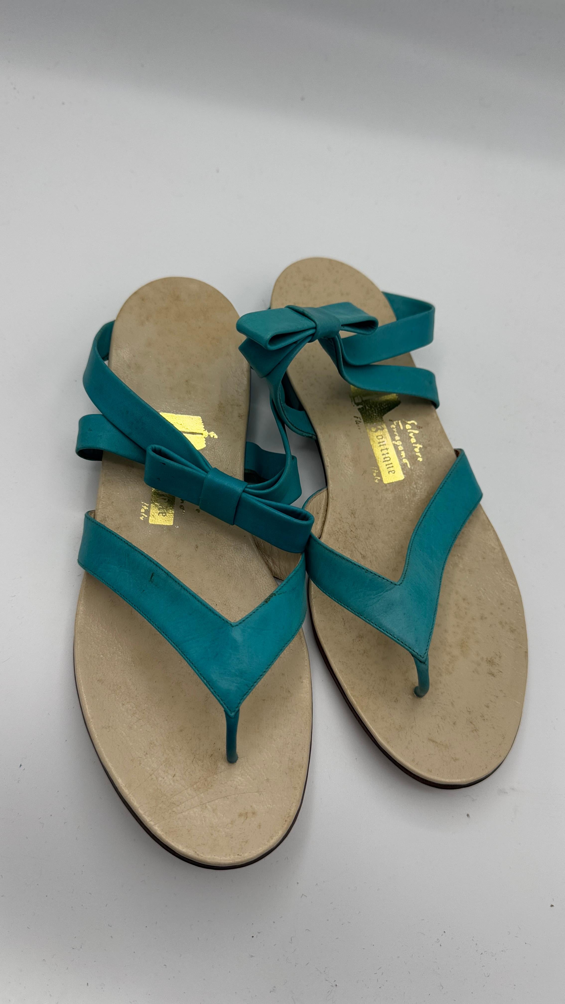 Salvatore Ferragamo Boutique Sandalias planas de piel turquesa con lazos Brown en venta
