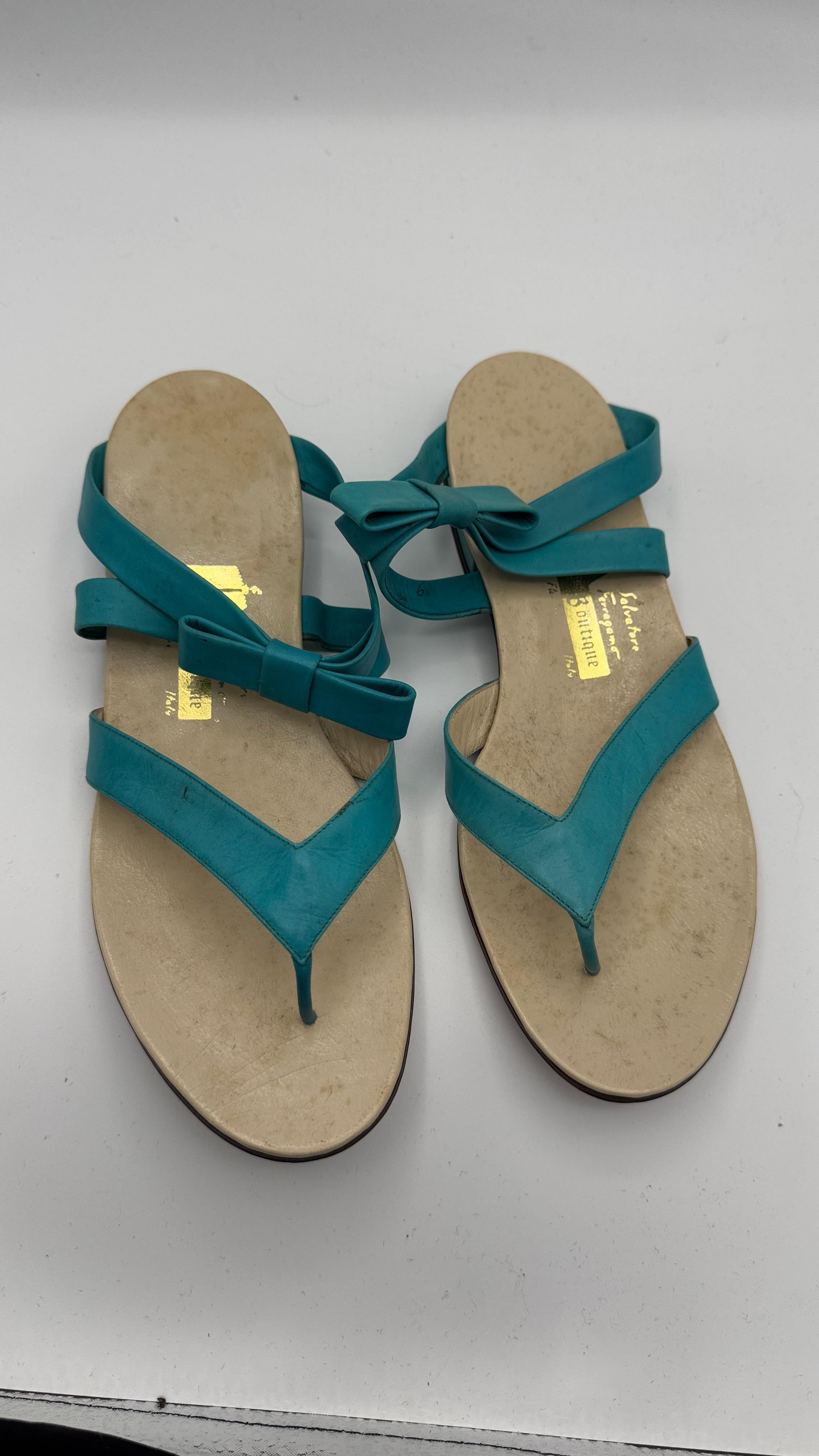 Salvatore Ferragamo Boutique Sandalias planas de piel turquesa con lazos en venta 1