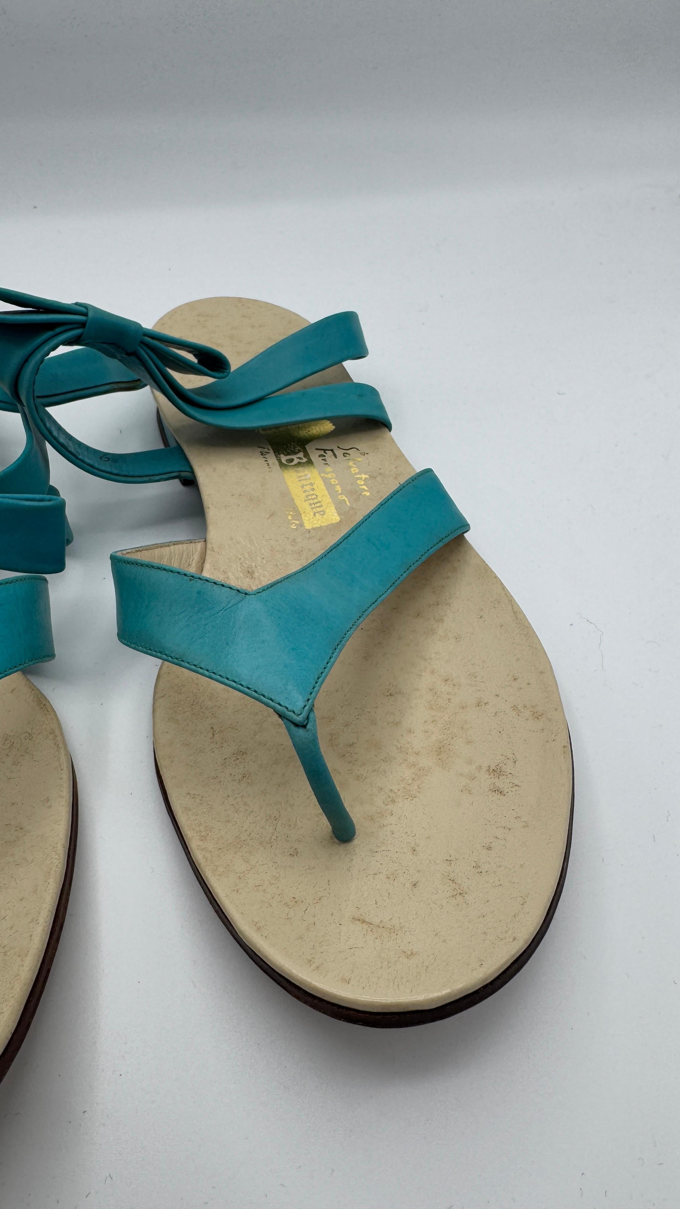 Salvatore Ferragamo Boutique Sandalias planas de piel turquesa con lazos en venta 3