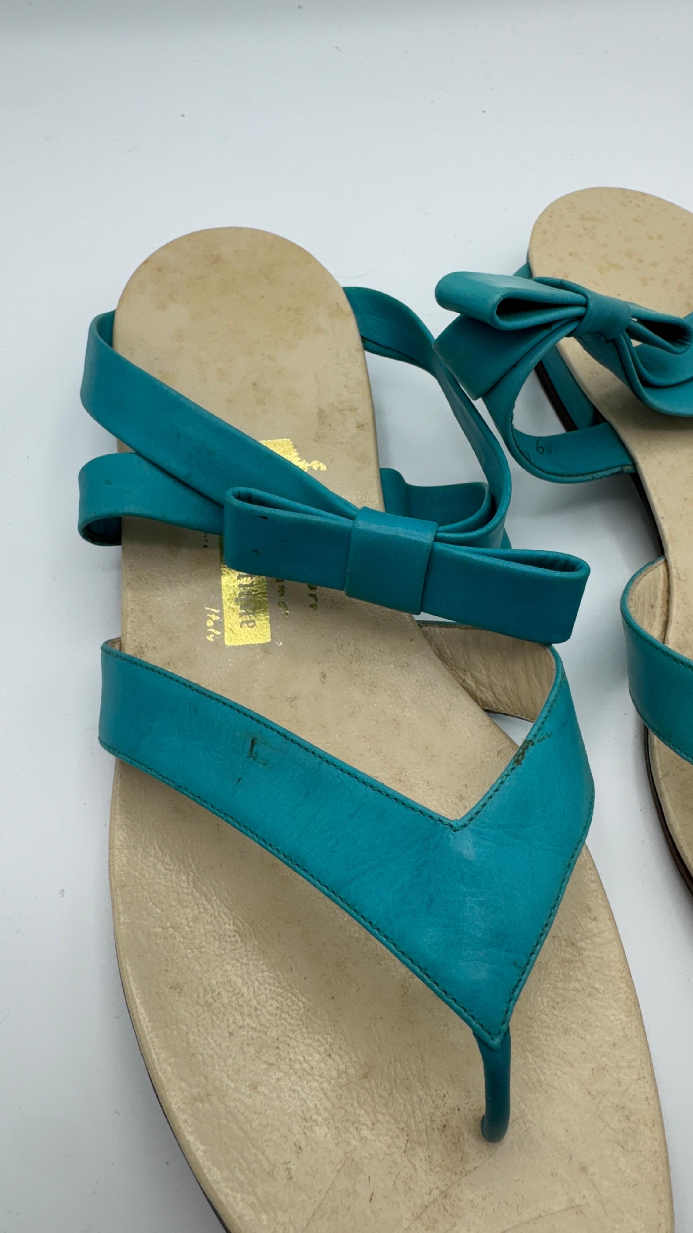 Salvatore Ferragamo Boutique Sandalias planas de piel turquesa con lazos en venta 4