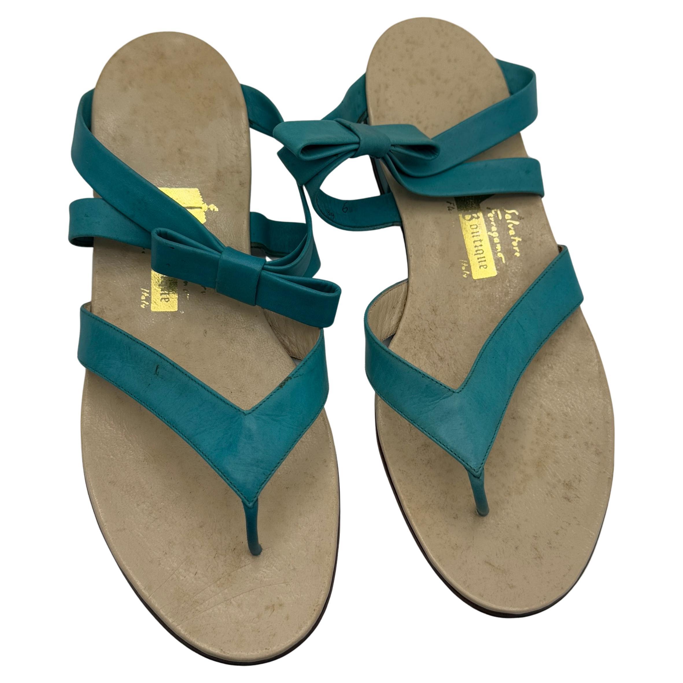 Salvatore Ferragamo Boutique Sandalias planas de piel turquesa con lazos en venta