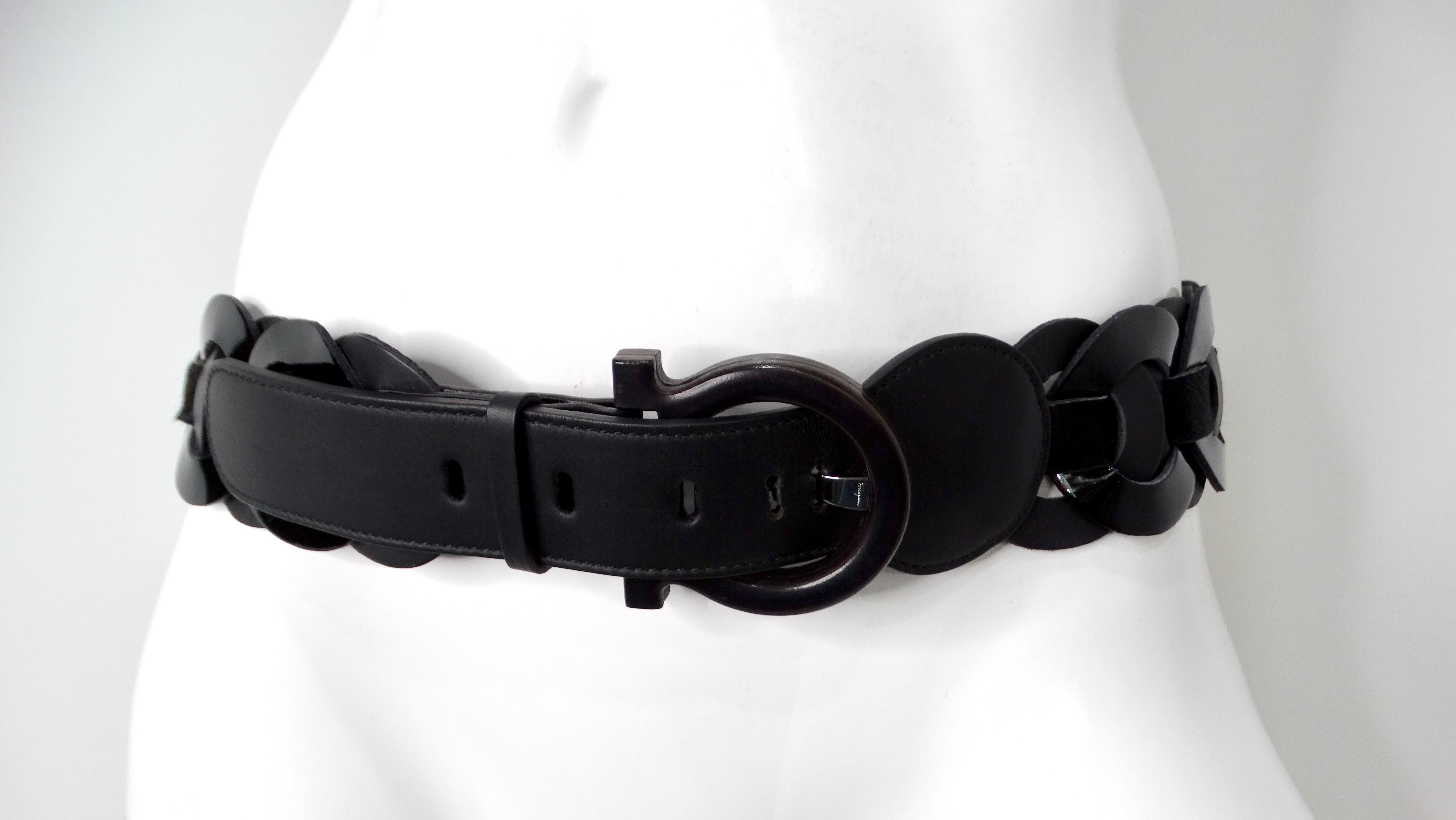 Der Salvatore Ferragamo Flechtgürtel aus Leder und Ponyhaar ist ein auffälliges Accessoire, das Raffinesse mit einem Hauch verspielter Textur verbindet. Dieser schwarze, geflochtene Gürtel präsentiert einen harmonischen Mix aus Lackleder und